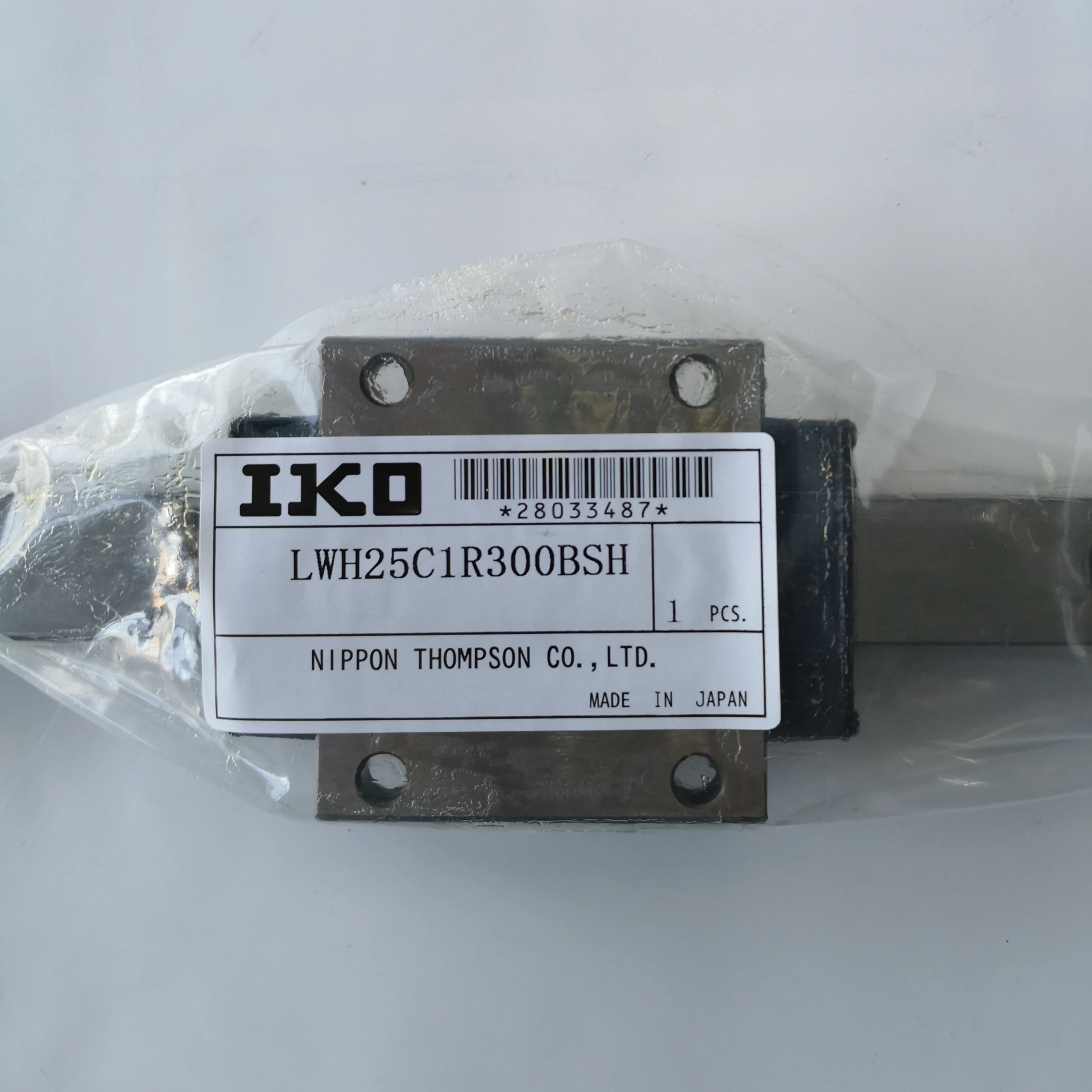 Оригинальная линейная направляющая движения IKO LWH25C1R300BSH