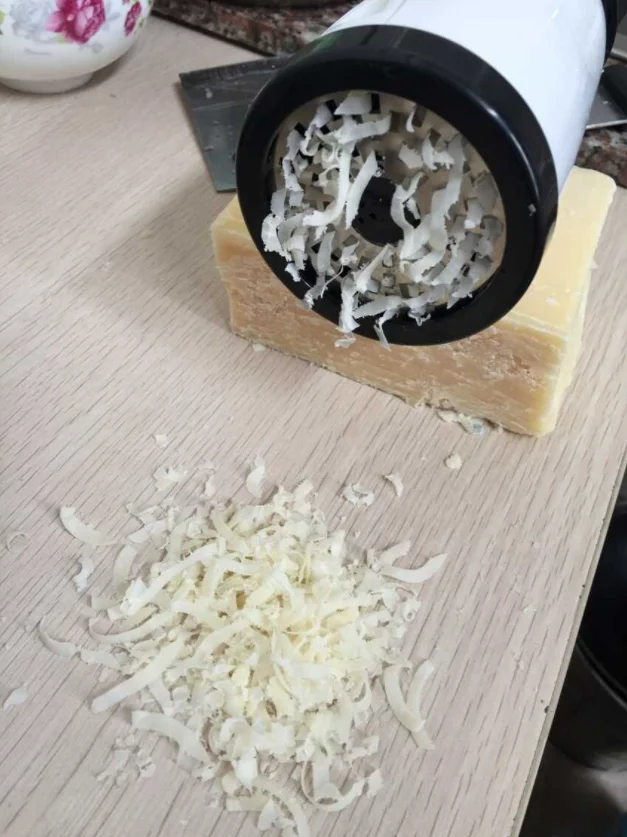 2024 hot sell new design wholesale household kitchen tools plastic and metal material kitchen utensils cheese mill cheese grater