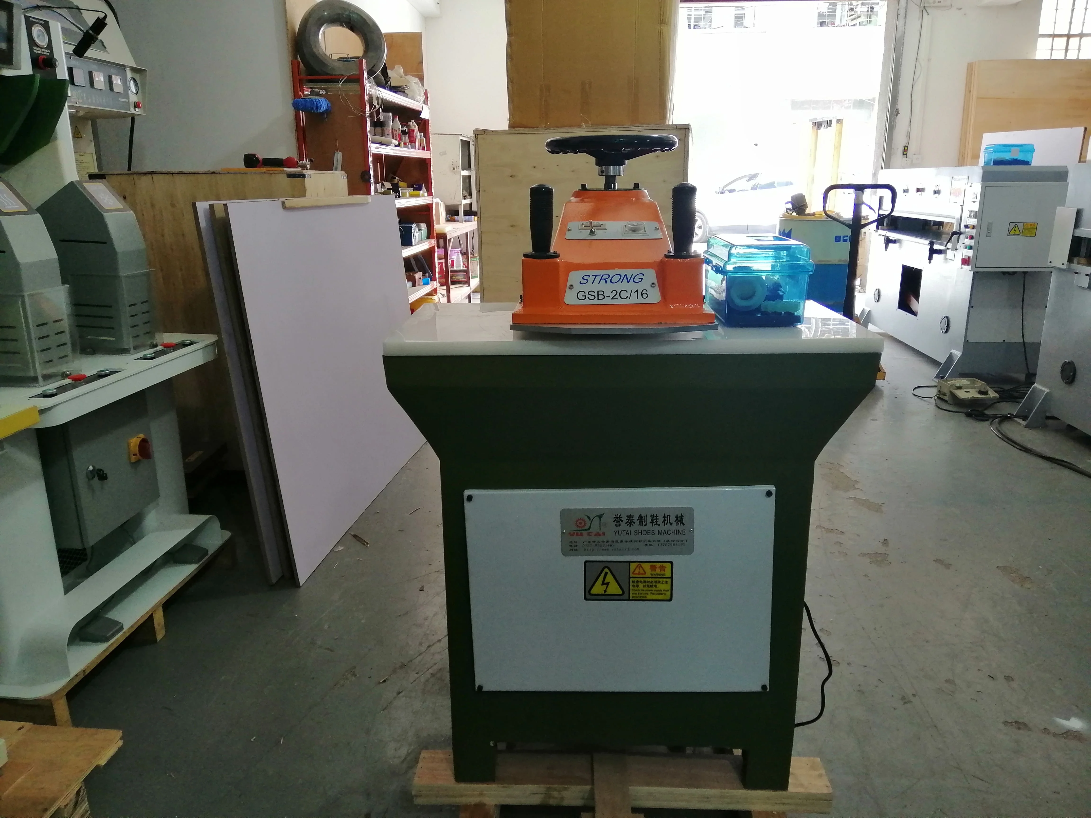 Small beam press machine 16 ton cutting force clicker press machine price in India for sale