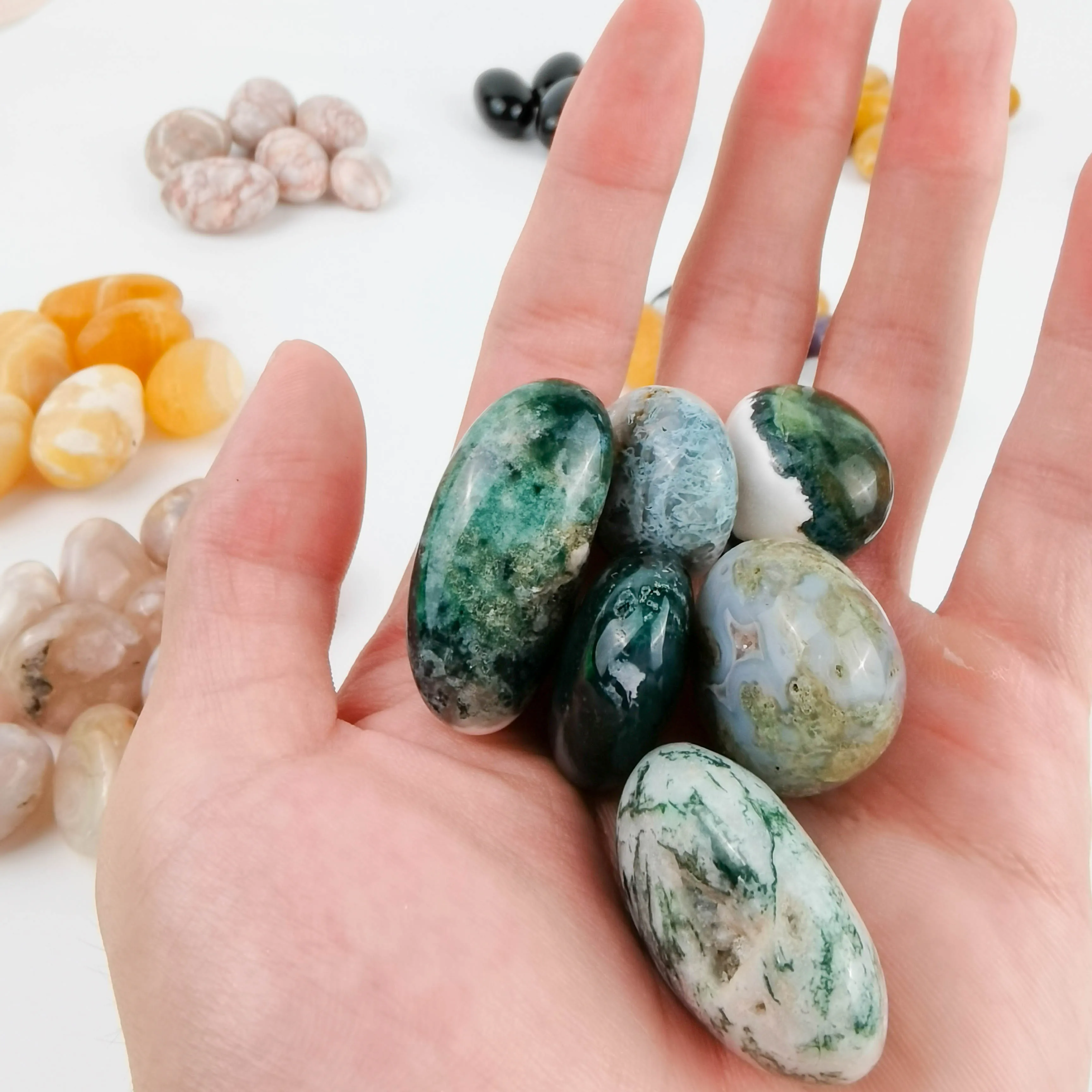 Tiktok Hot Sale Large-grained Natural Crystal Quartz Craft Polished Mixed Material Rolling Stone for Cure