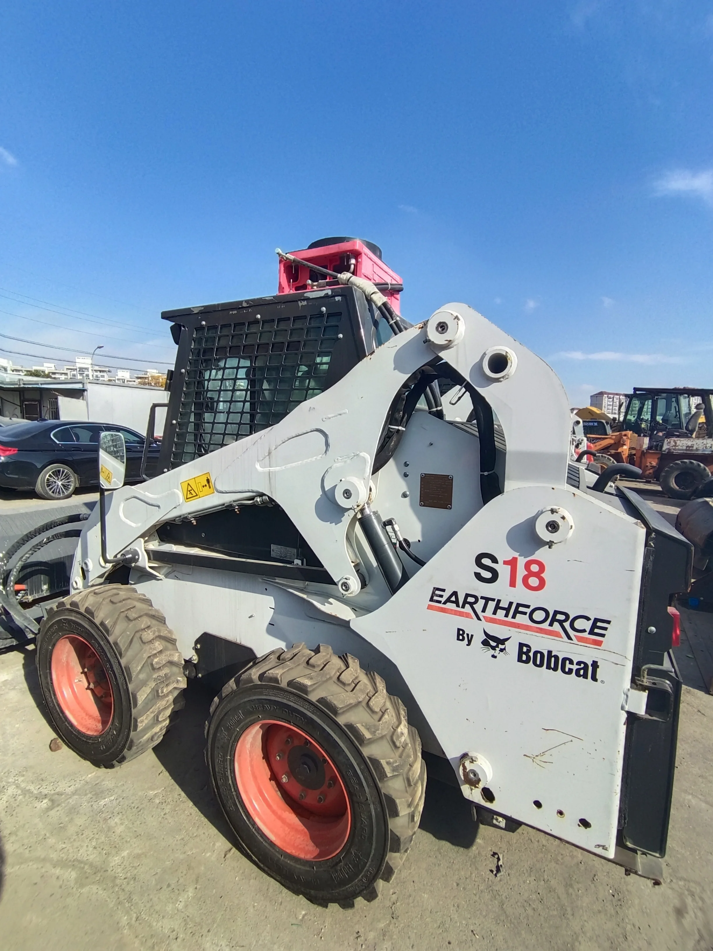 Б/у мини-погрузчик Bob cat S18 модель землеройной техники б/у BOB CAT погрузчик с бортовым поворотом