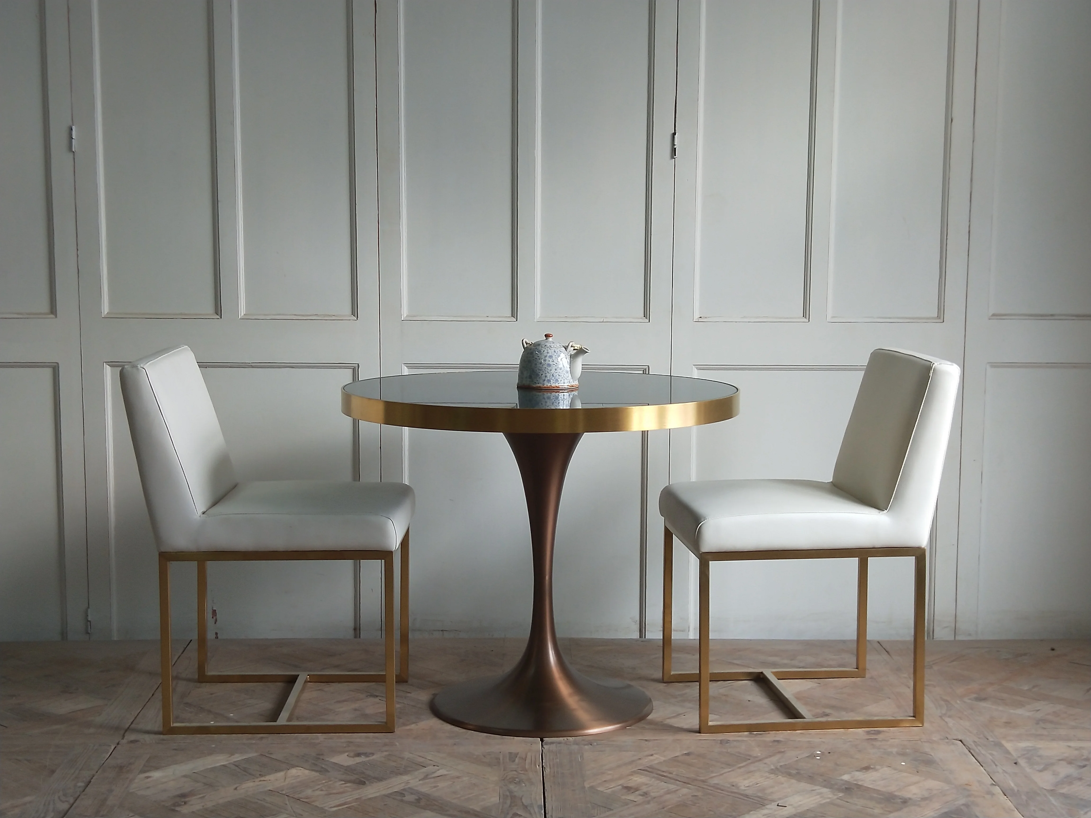 Набор обеденного стола с мраморным верхом и металлической основой для ресторана