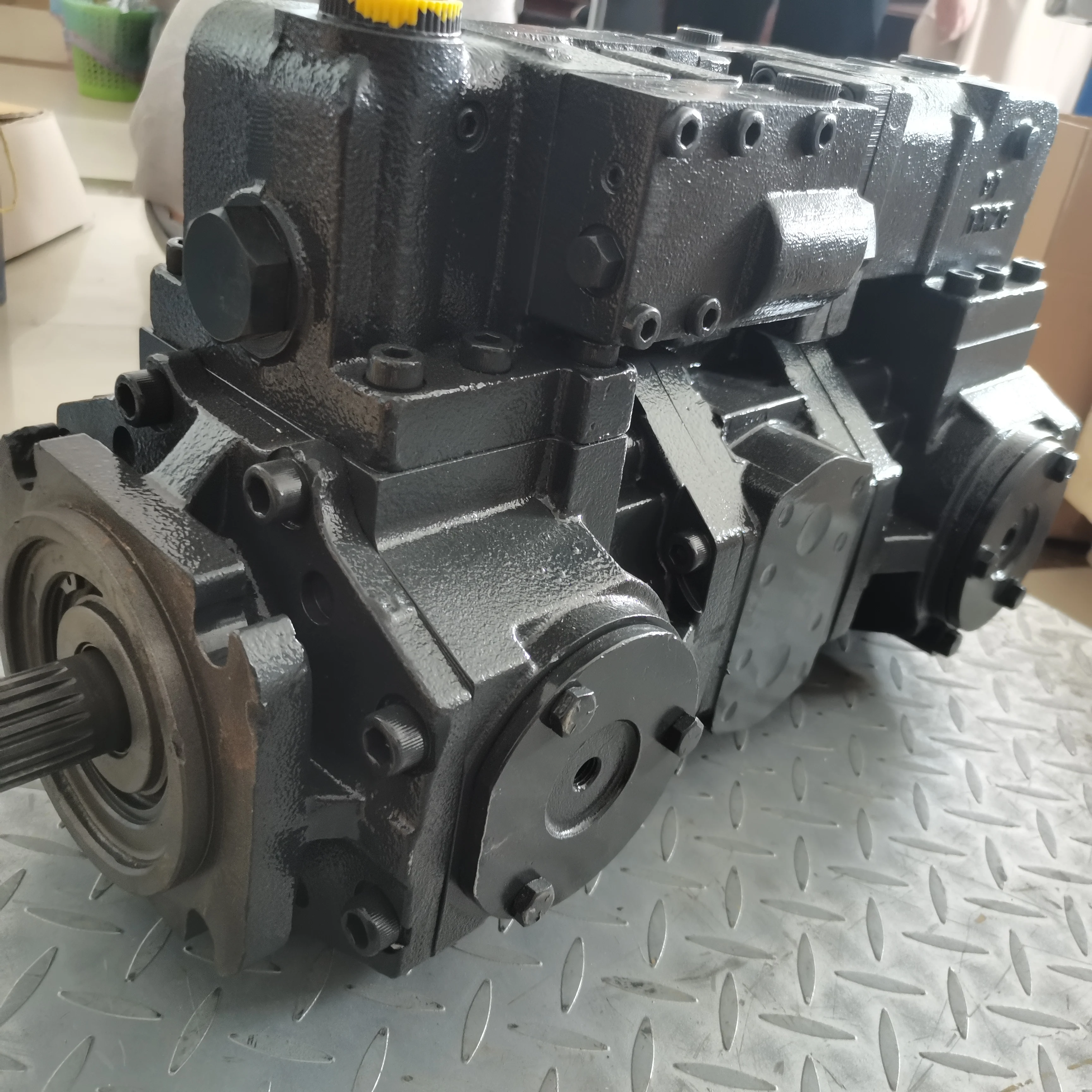 Huida GD805A-1 Запасные детали для автогрейдера 235-60-11100 гидравлический насос в сборе б/у