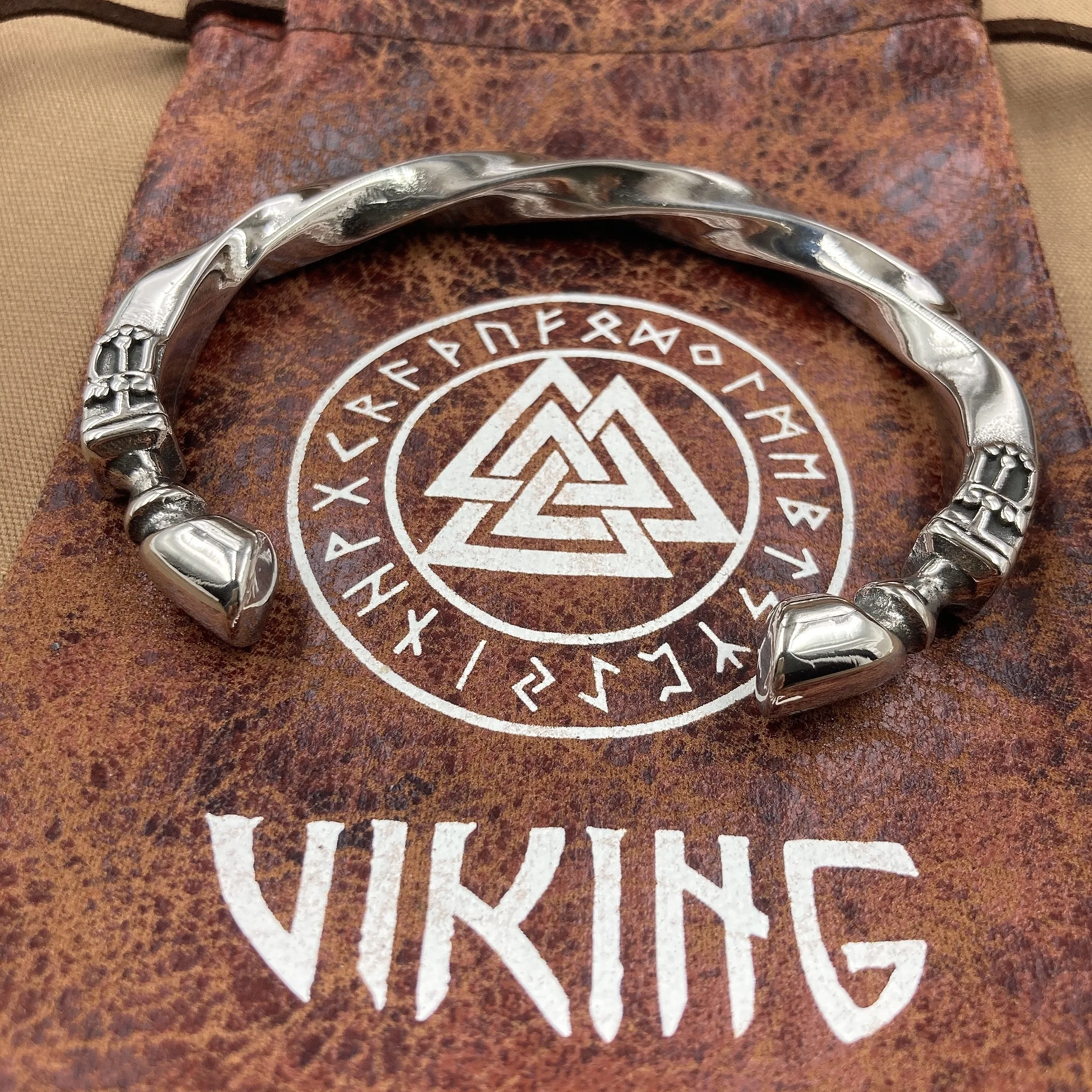 2024 hot selling Wholesale Vintage Titanium Steel War Horse Horseshoe Bracelet Domineering Twisted Horseshoe Open Bracelet