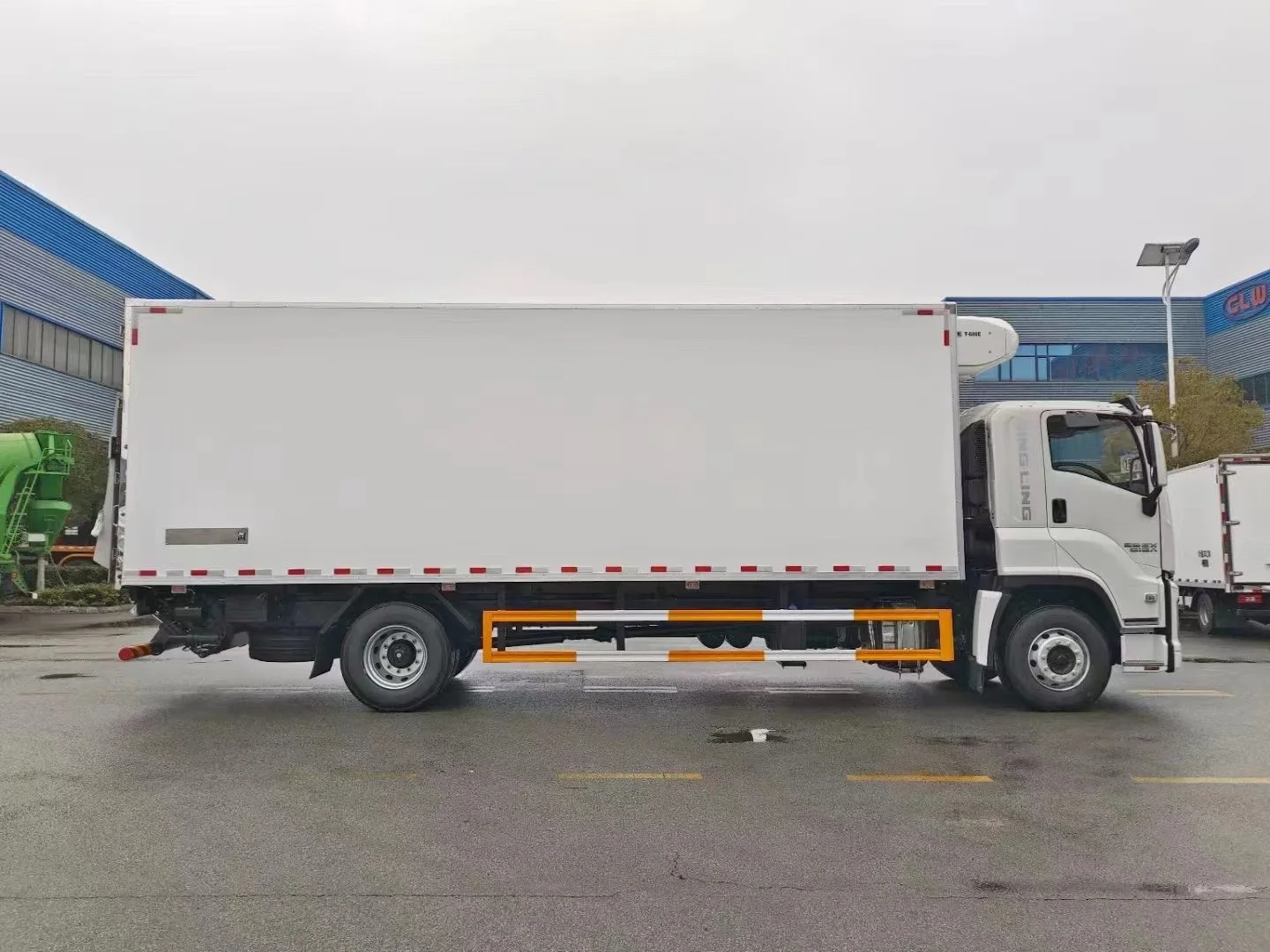 Hot Selling Isuzu FVR 4x2 Euro5 Refrigerator Truck 18 Tons Diesel Engine Hot King Cooling System New Condition Manual