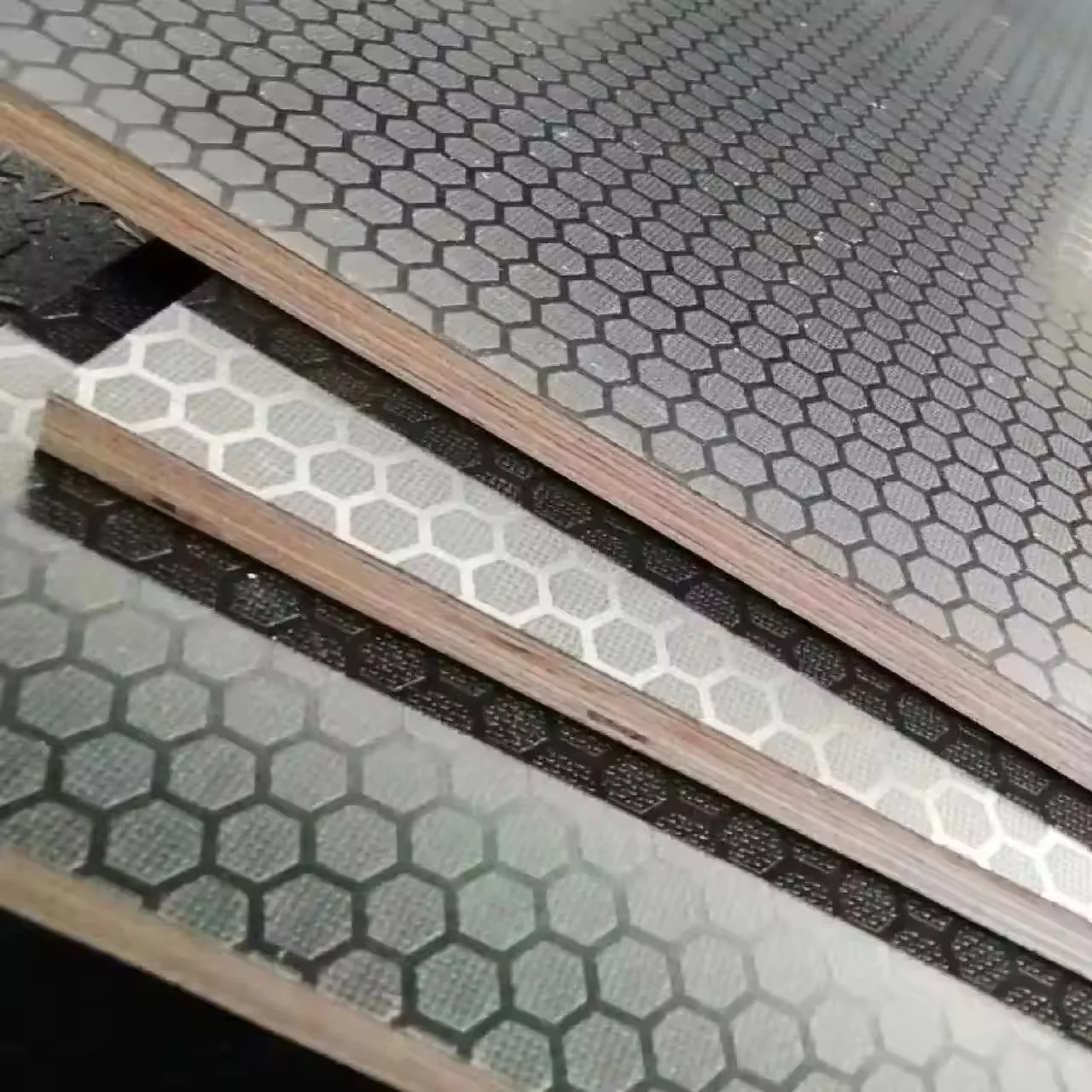 Wire Mesh Brown Film Faced Plywood Anti Slip Film Faced Sheet Water Resistant Birch Plywoods