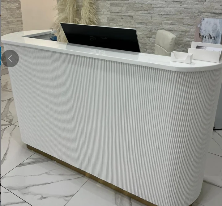 Белый офисный маленький салон красоты круглые современные столы стоматологическая клиника стойка высокого и синего