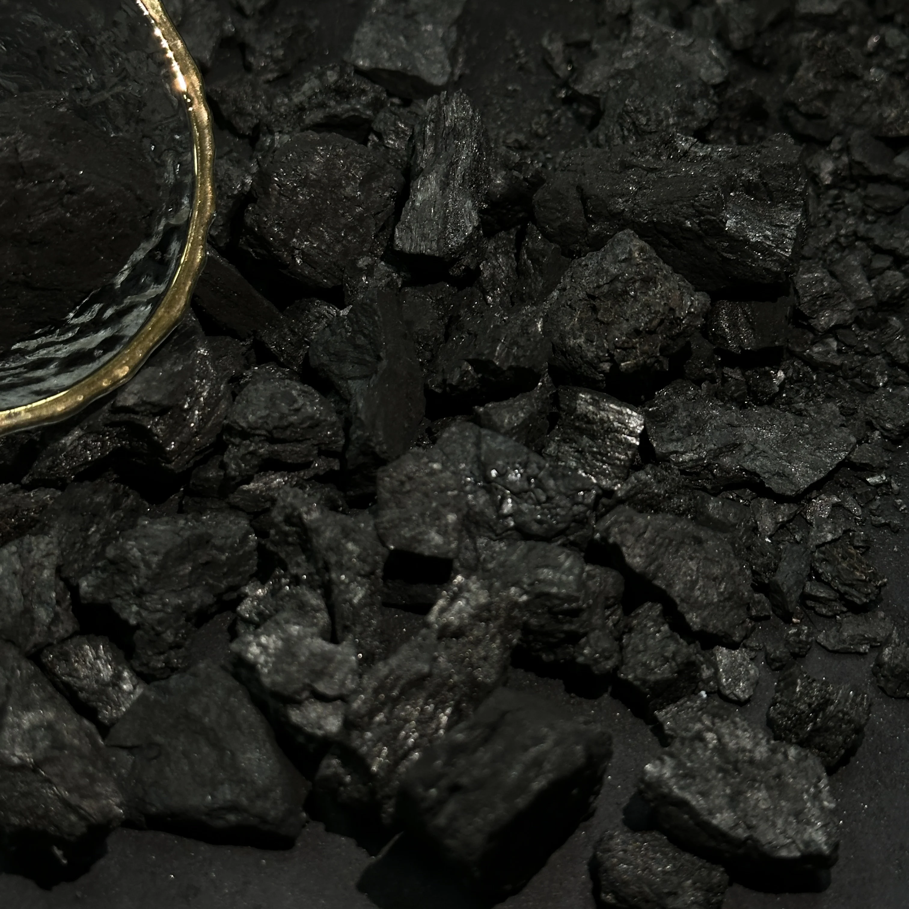 Wholesale China Low Phosphorus 10-30mm Semi Coke Met Coke for Casting Application in Ferro Alloy Plant Block and Lump Patterns