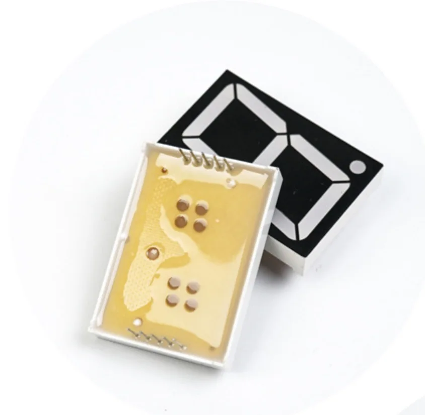 Большой красного, синего, зеленого и белого цветов в одном-значный 7-сегментный светодиодный дисплей