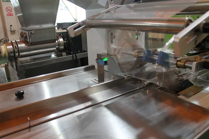 Tomatoes carrot onion fresh vegetables fruit packing machine with tray