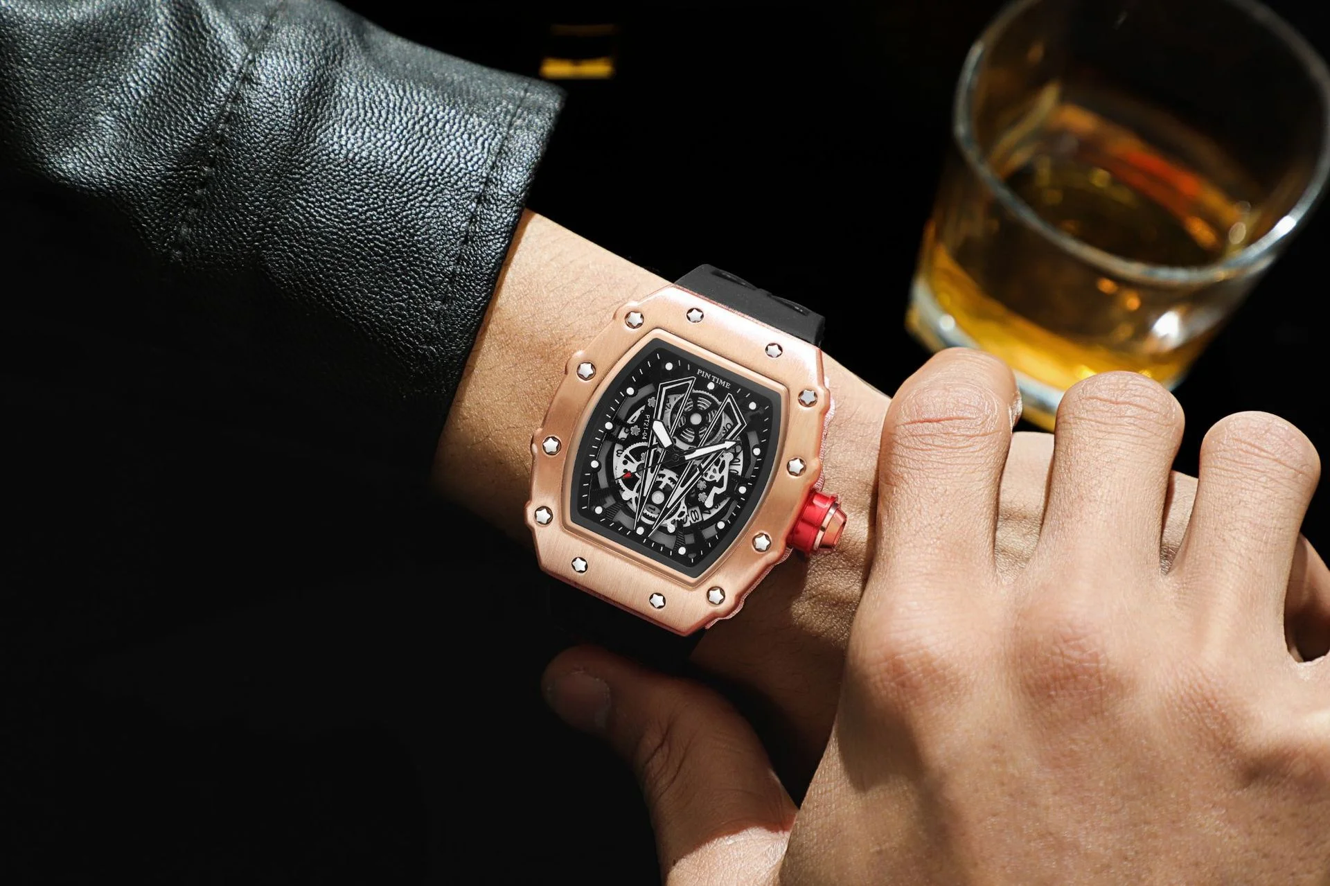 Pintime Luxury Unique Designers Wristwatches Silicone Band Tonneau Skeleton Sports Quartz Watches Men Wrist