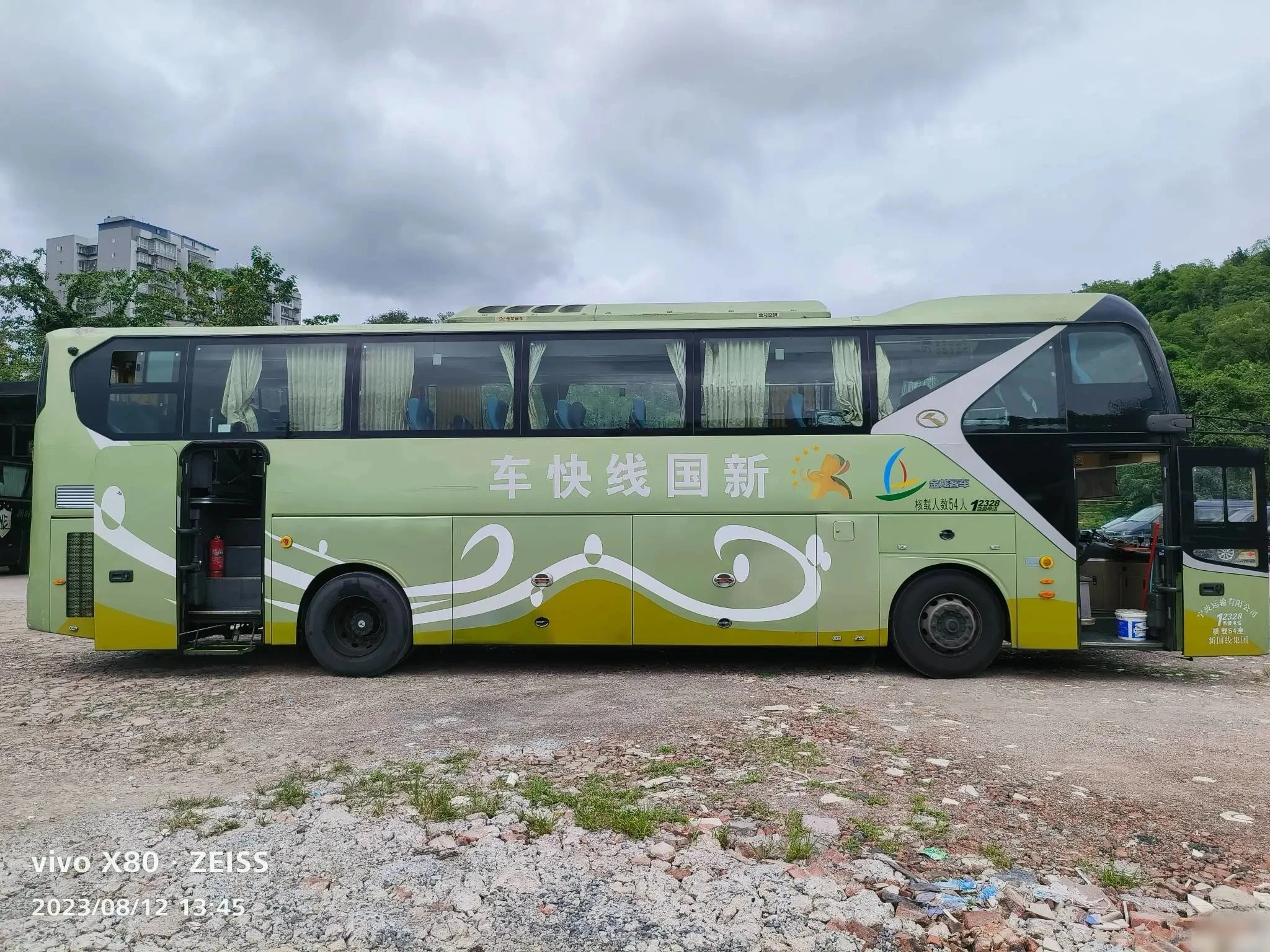 Туристические автобусы KINGLONG uesd с 54 пассажирскими сиденьями дизельный двигатель WEICHAI 10 цилиндров большой багажной отделением для продажи