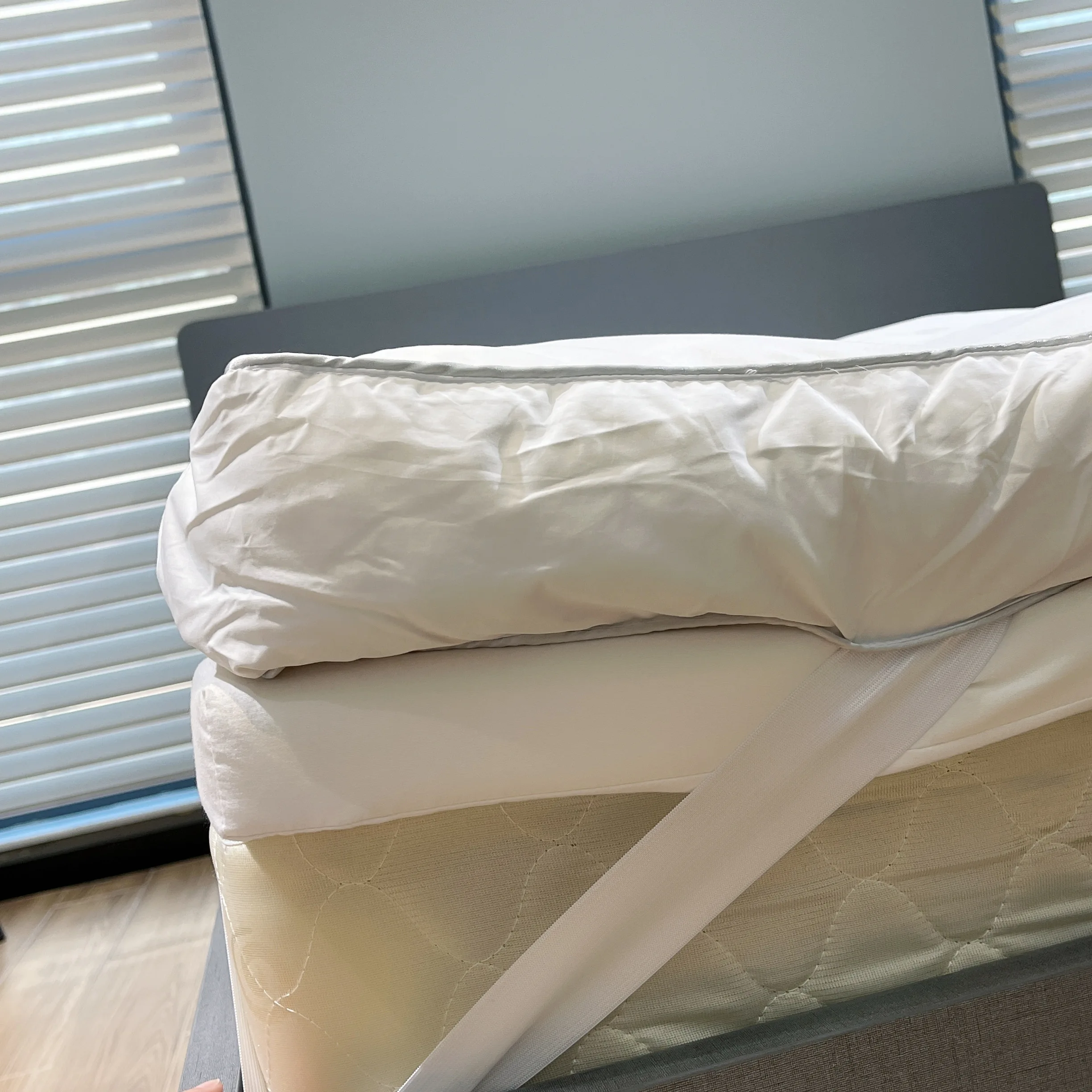 Luxury Adult Duck Feather Down Baffle Gusset Bed Topper Folding Floor Mattress Topper with Elastic Band