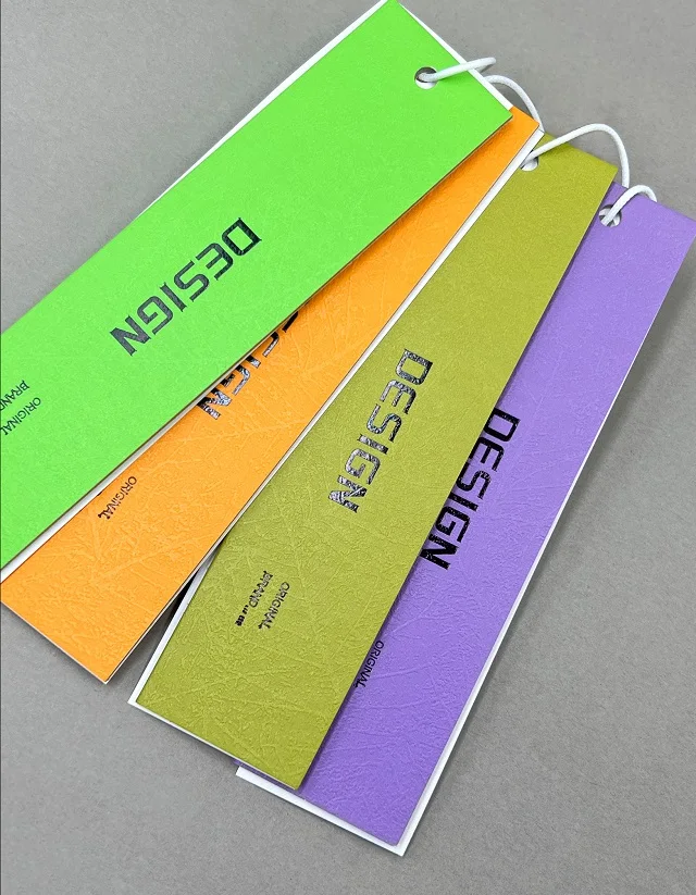 Индивидуальный логотип, печать, рельефная подвесная бирка, яркая бумага, матовая бирка, рельефная картонная бирка для одежды, свободная подвеска