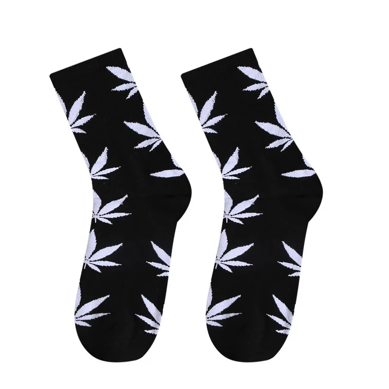 2022 New Arrivals Maple Leaf Weed Pattern Fashion Young Street Skateboarding Custom Cotton Socks Men
