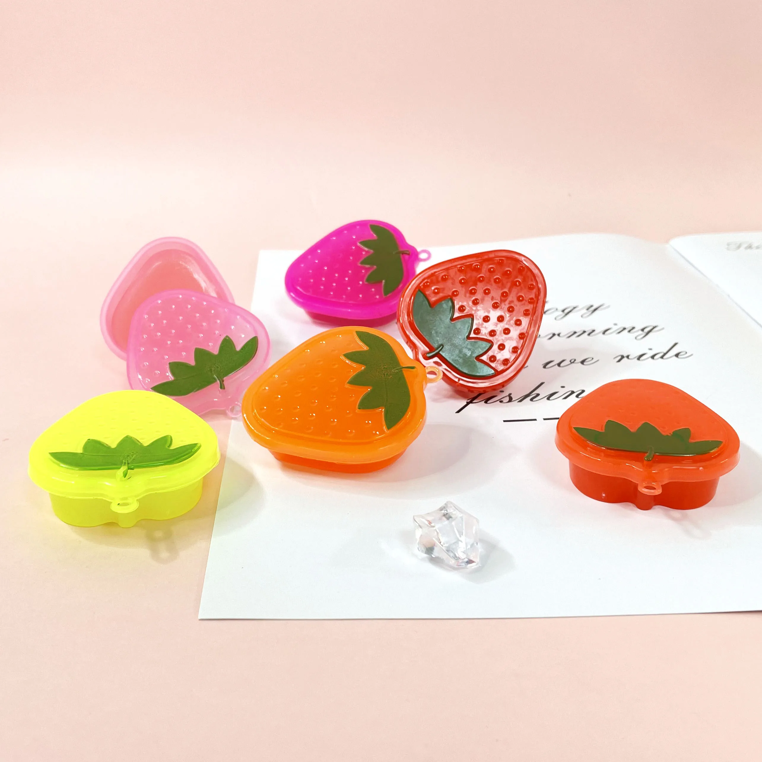 Hot Selling Waterproof Moisturizing Lip Balm Strawberry Shaped Christmas Gift Kids Mineral Ingredient Fruit Flavored
