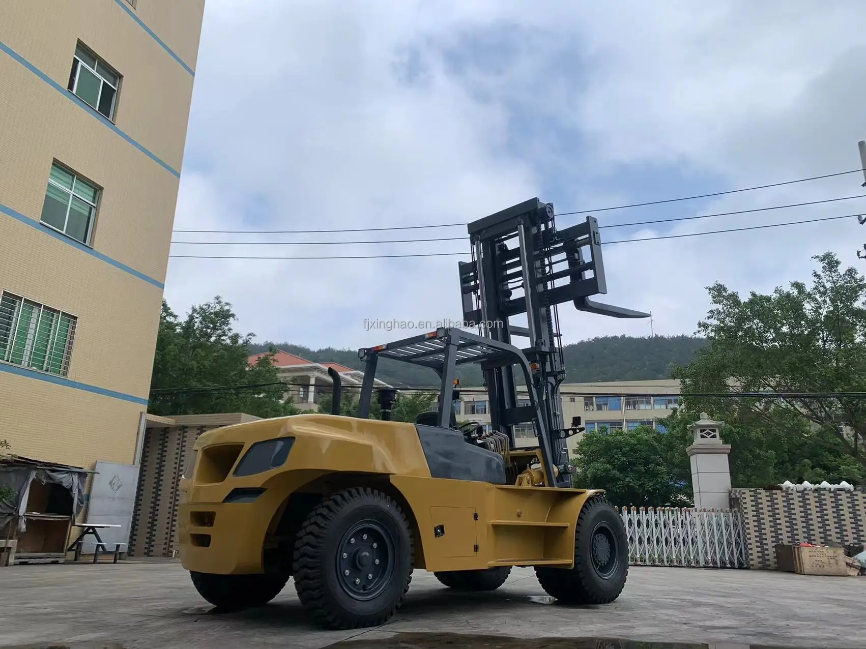 Xinghao heavy duty forklift 10ton 15t 20t 30t 32t  FD100 Heavy Load Capacity 10 ton Heavy Lifting Truck Diesel Forklift