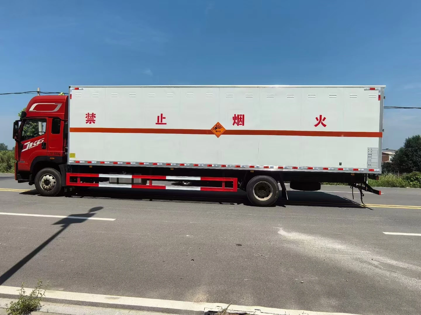 At a Low Price, Liberation Van Truck 8.6-10m Flammable and Explosive Dangerous Goods Transport Vehicle