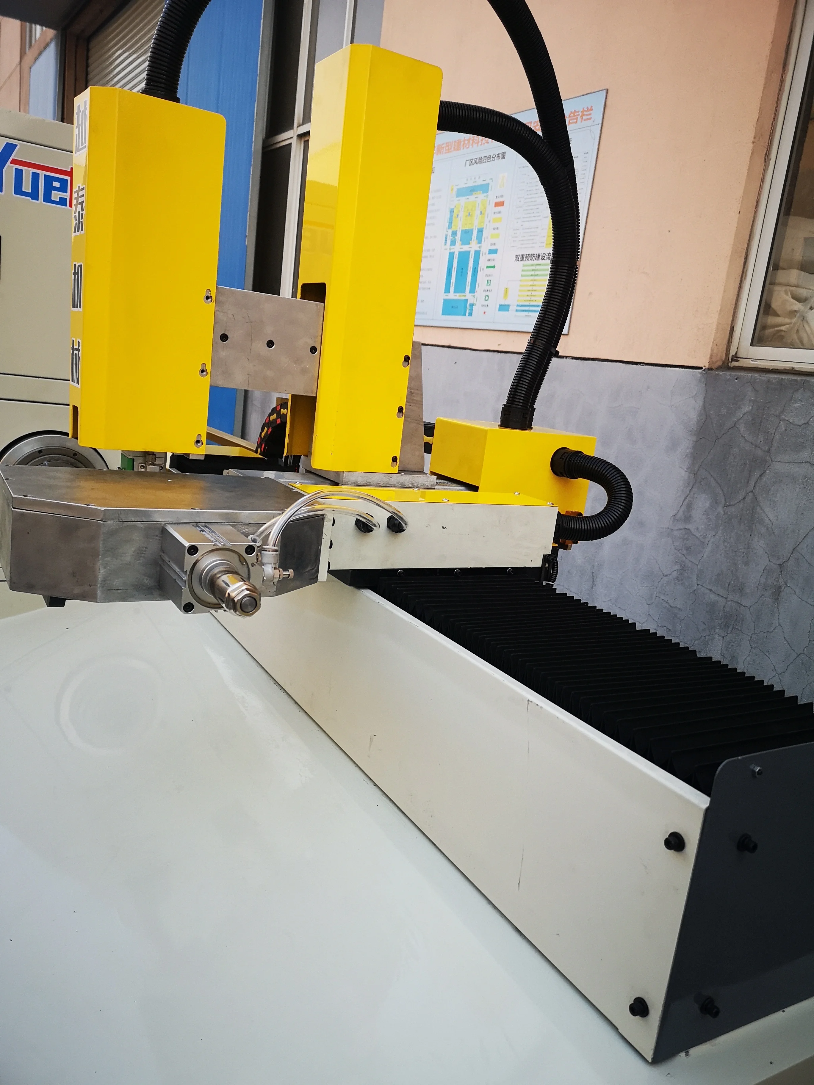 Automatic loading and unloadind laser round tube metal pipe fiber laser cutting machine for carbon steel and stainless steel