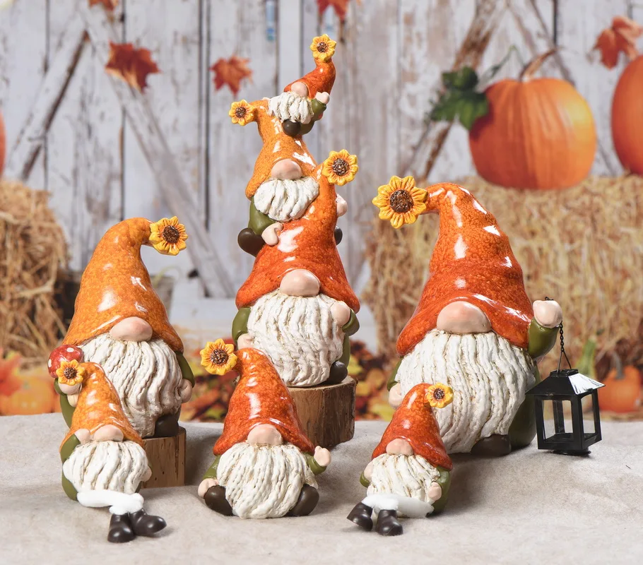 Wholesale custom garden outdoor decor dwarf resin craft garden gnome sculpture with LED light garden decoration ornaments