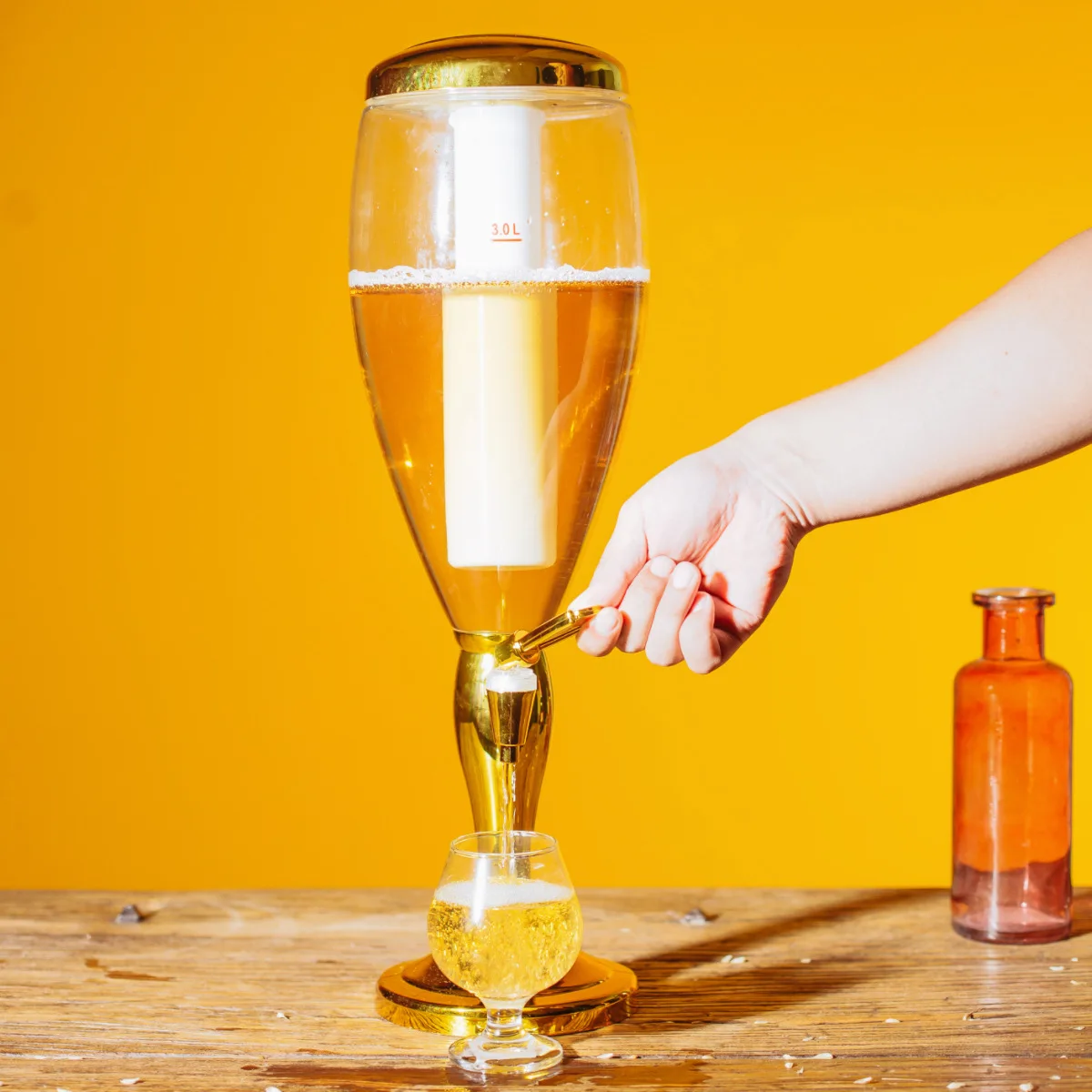 Wholesale 2 L beer gun light European 3L beer bucket juice cocktail column anti fall high drink bucket wine tower