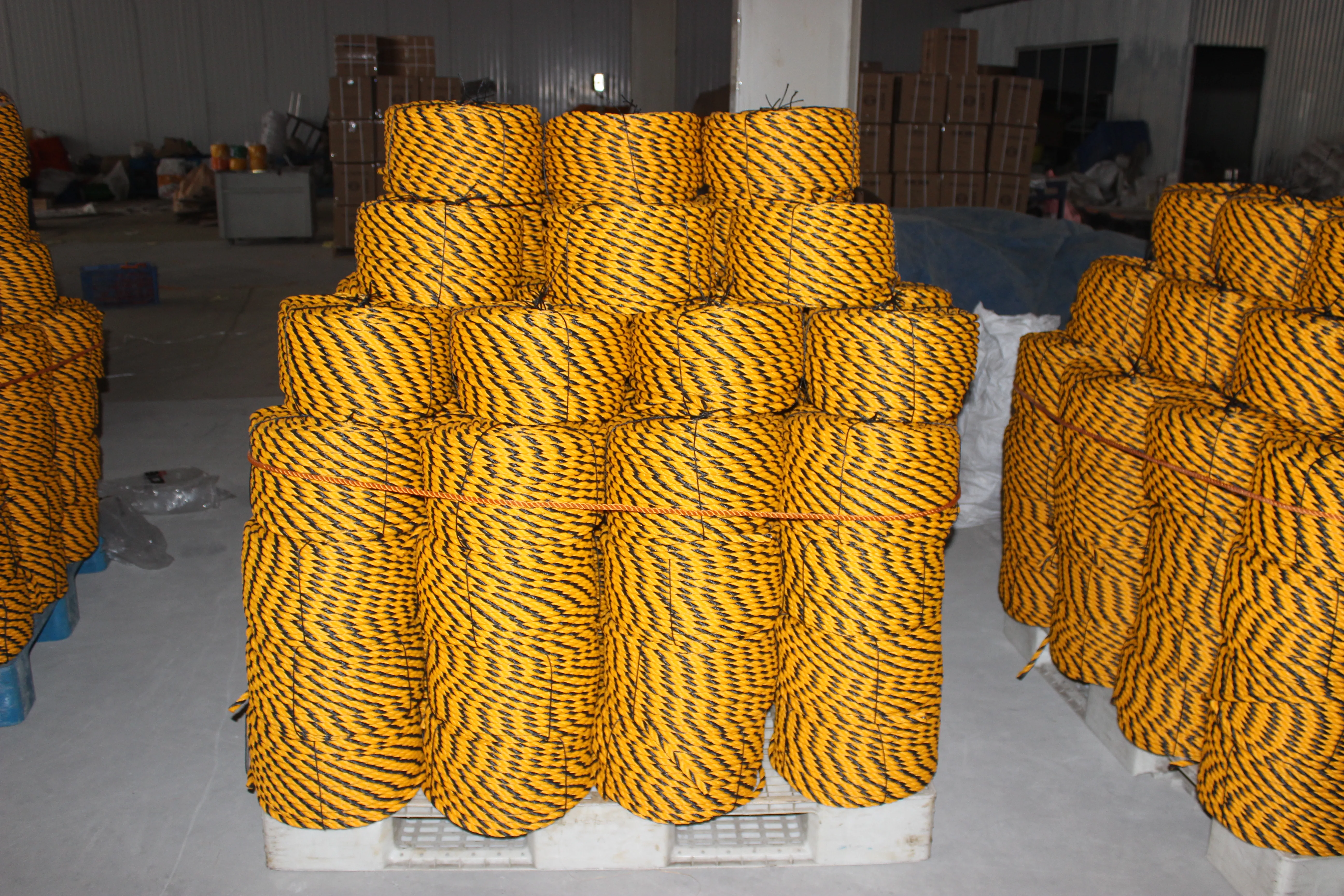 Manufacturers High Strength Quality Yellow Black 3 Strands Twisted PP PE Tiger Rope
