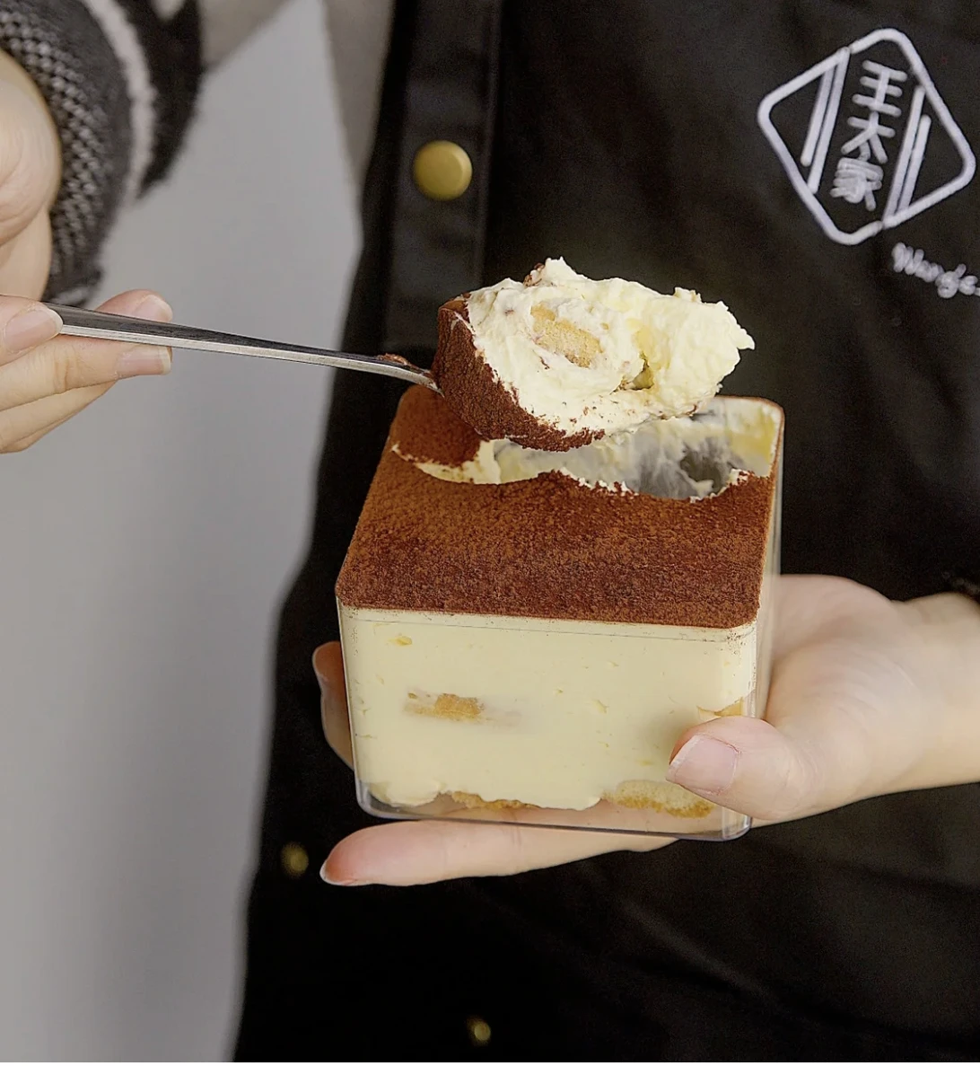 Hot Sale Transparent Square Acrylic Cake Box Square Tiramisu Dessert Cake Container Acrylic Pastry Packaging Lid Box