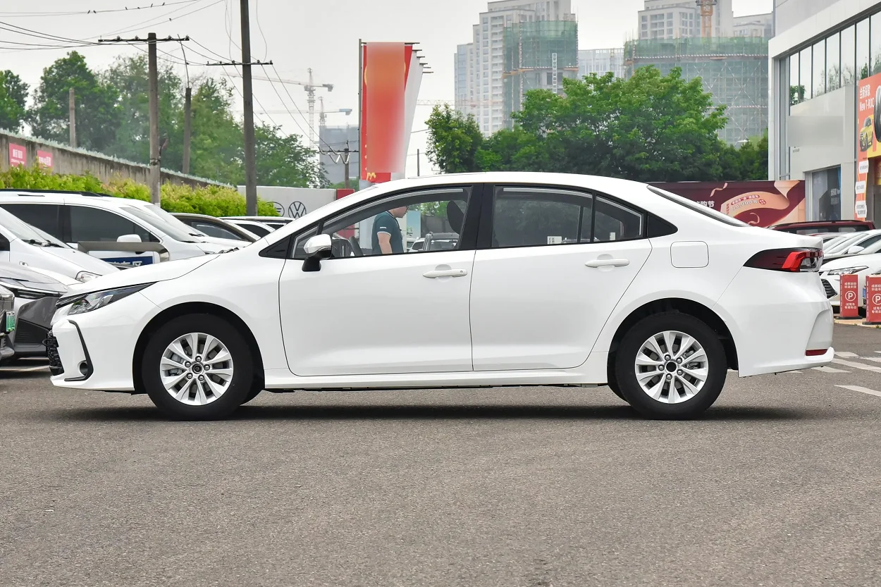 Дешевая цена 2013 Toyota Corolla 1.8L Подержанный автомобиль Автомобильный 4door5seat седан Euro VI LHD Автомобиль на складе мотор для продажи