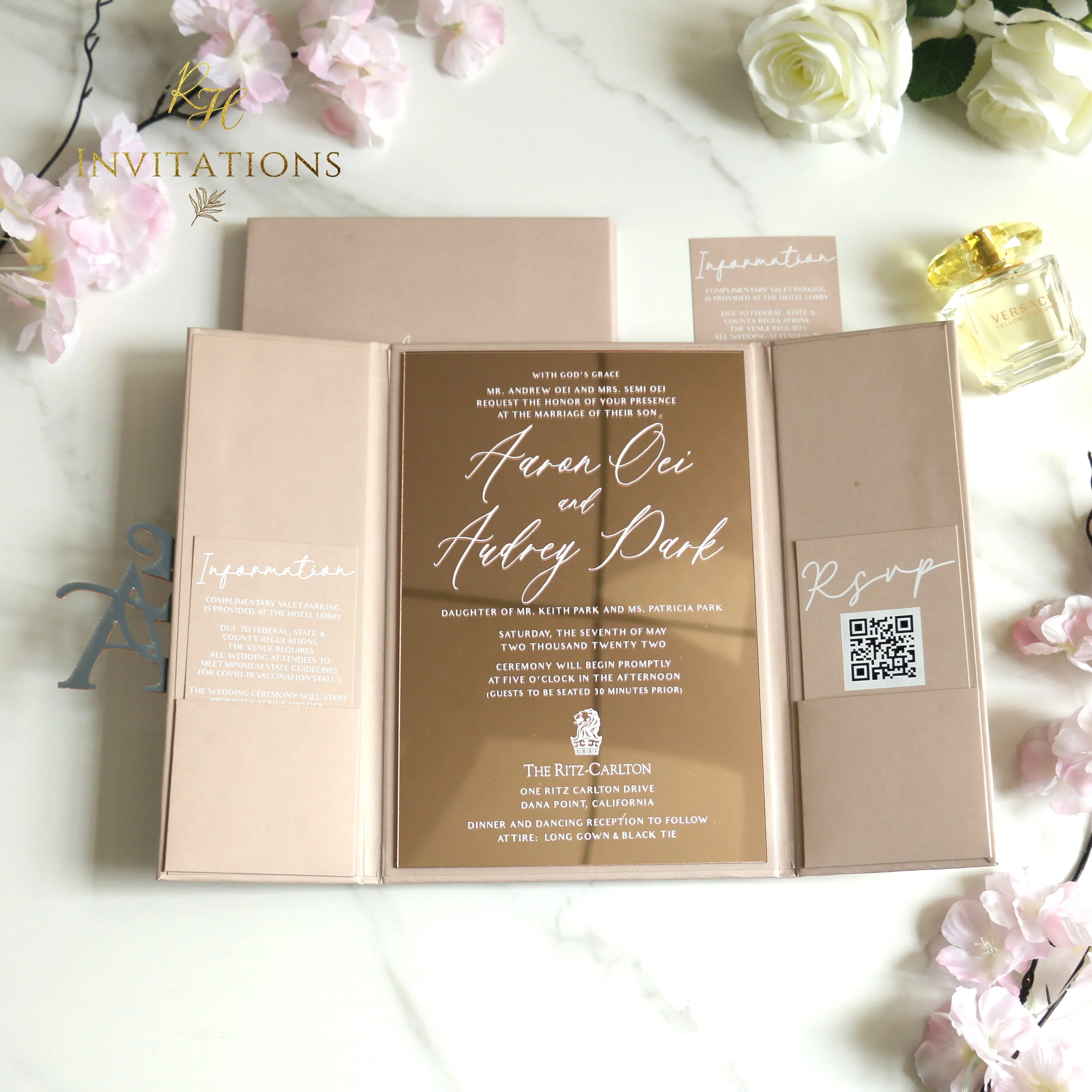 Индивидуальные инициалы капитал элегантные розовые открытые свадебные приглашения на день рождения с пользовательским бронзовым акрилом