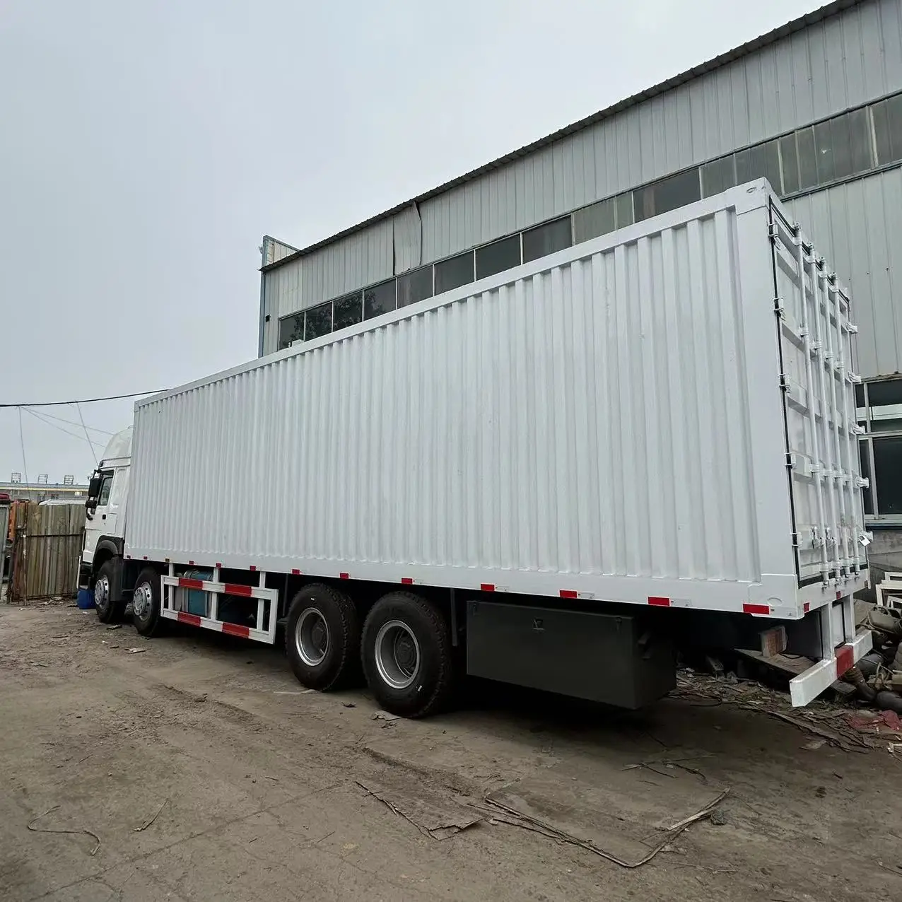 Б/у sinotuck Howo 8x4 контейнеровоз в Китае