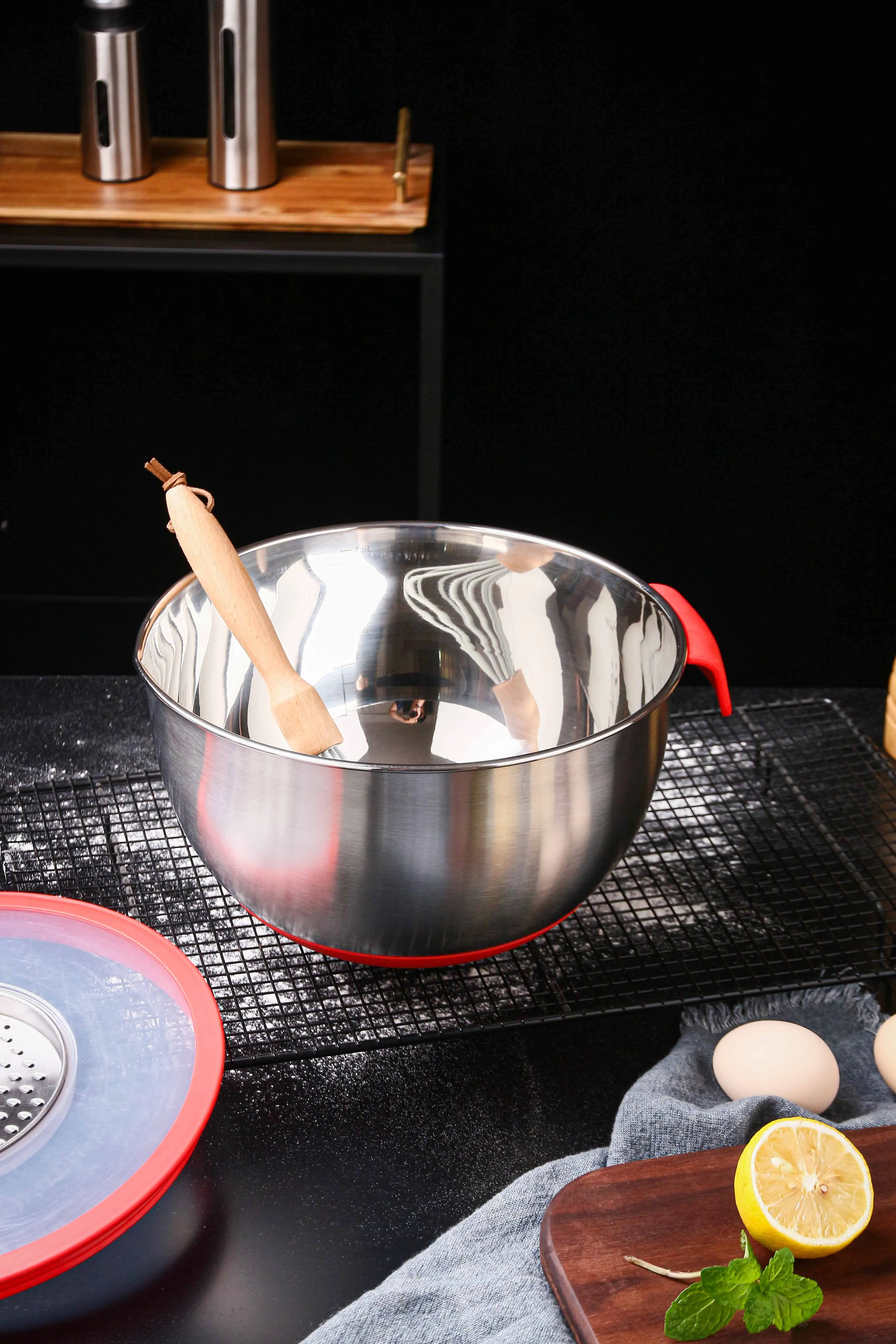 Stainless Steel Metal Mixing Fruit Salad Bowls With Airtight Lids Set with 3 Grater Attachments