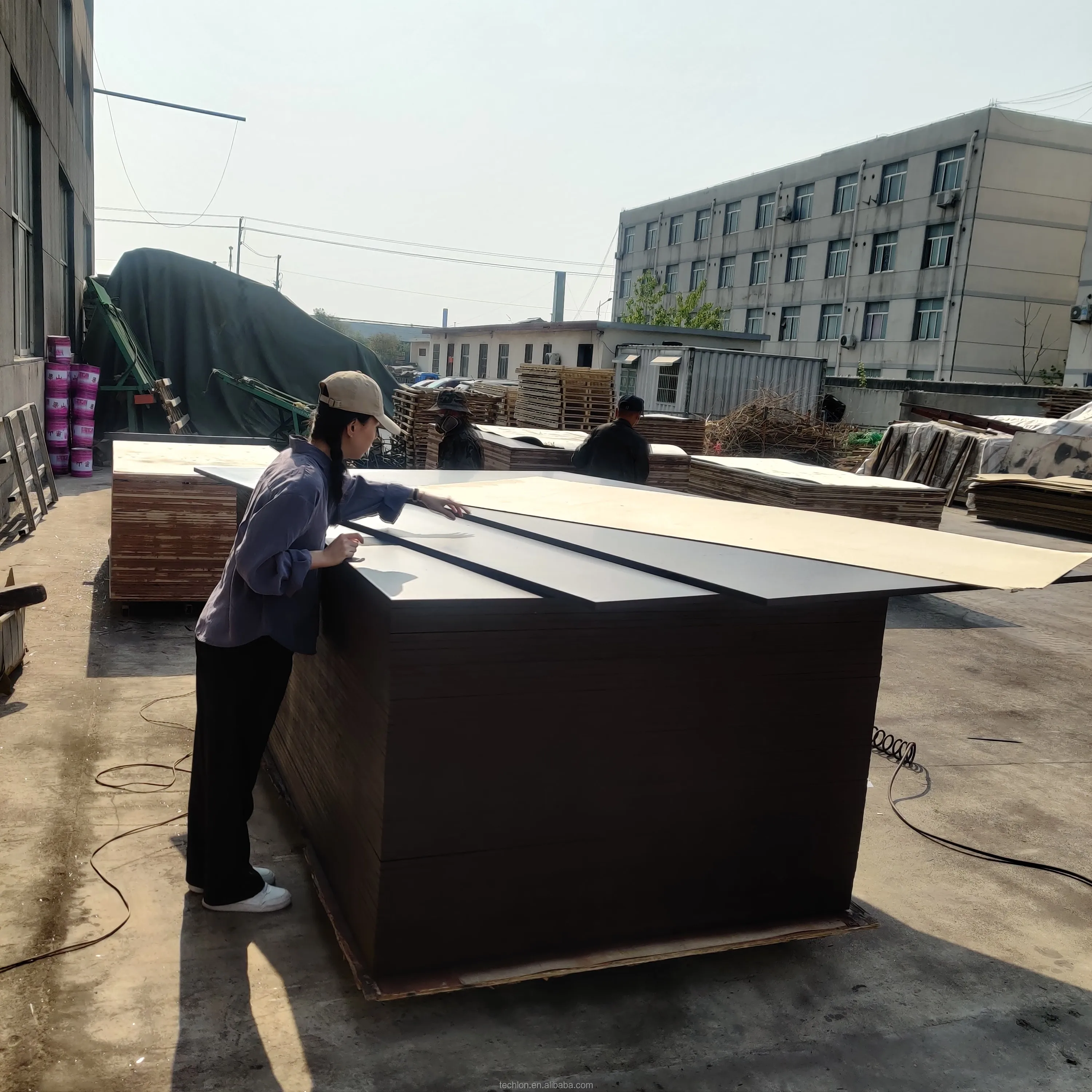 Manufacture 4*8 ft 15mm Melamine E1 moistureproof Film Faced Plywood s for Building concrete