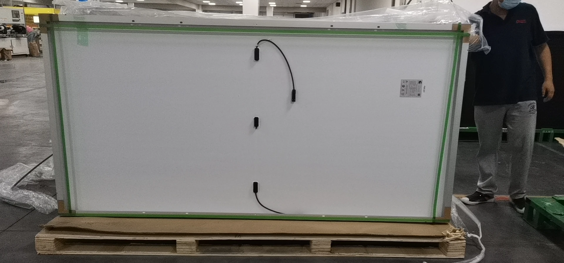 Half Cut Cell Mono 540w 550w 560w Solar Panel For Energy Solar Panel System With Solar Mounting System