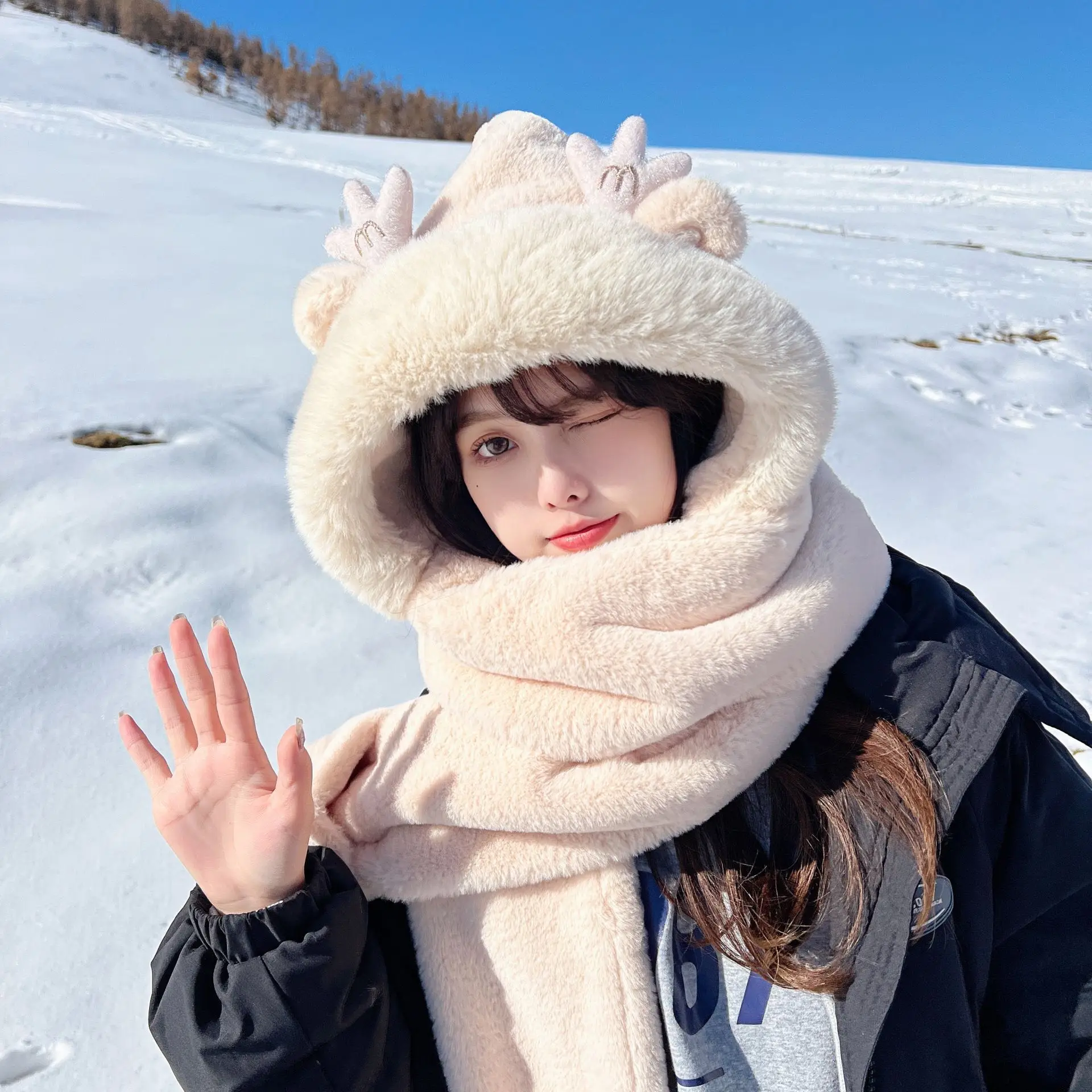 Зимняя шапка с рогом дракона