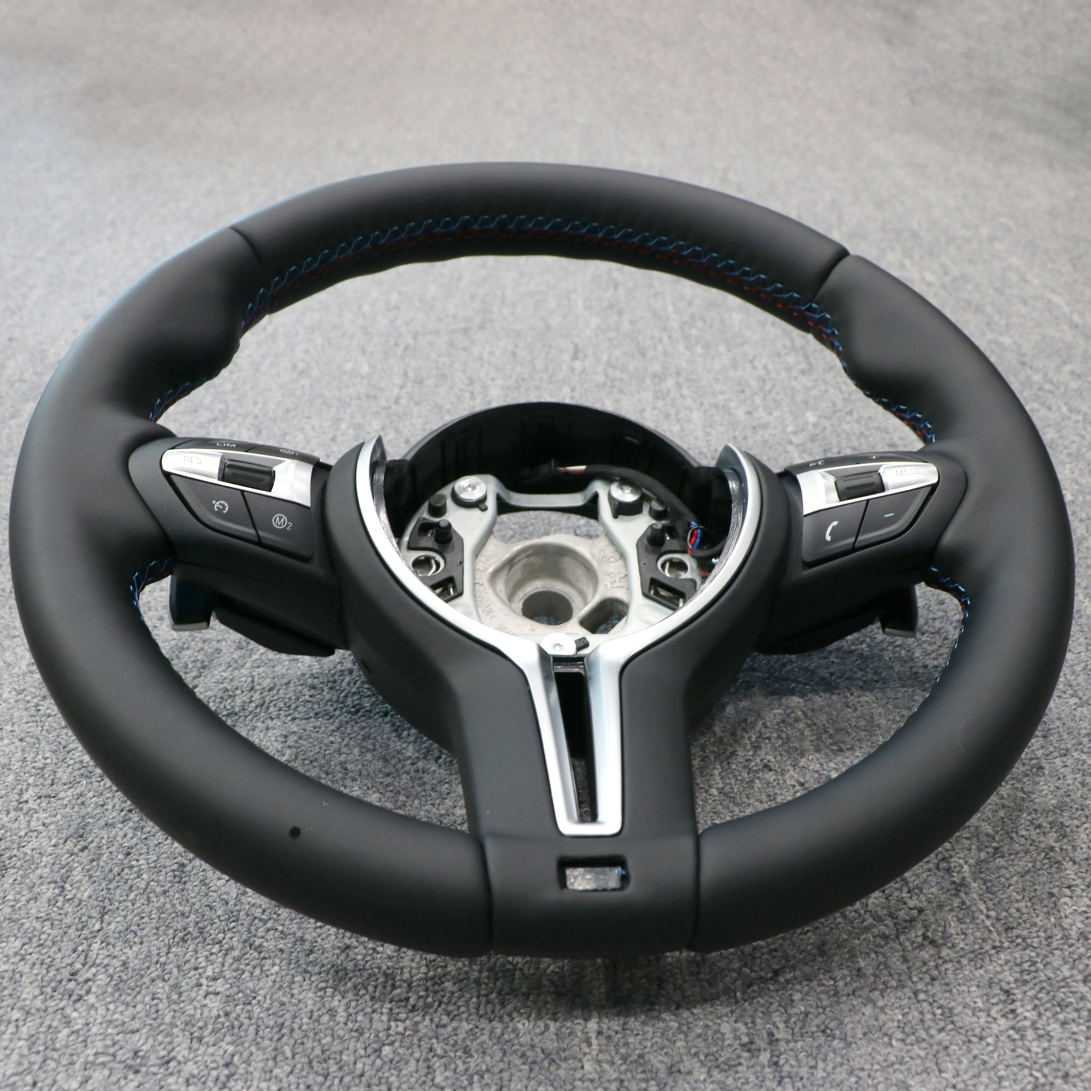 Кожаное рулевое колесо с логотипом для BMW f20 f22 f30 f32 f10 f39 f06 f12 f91 2 3 4 5 6 series по заводской цене