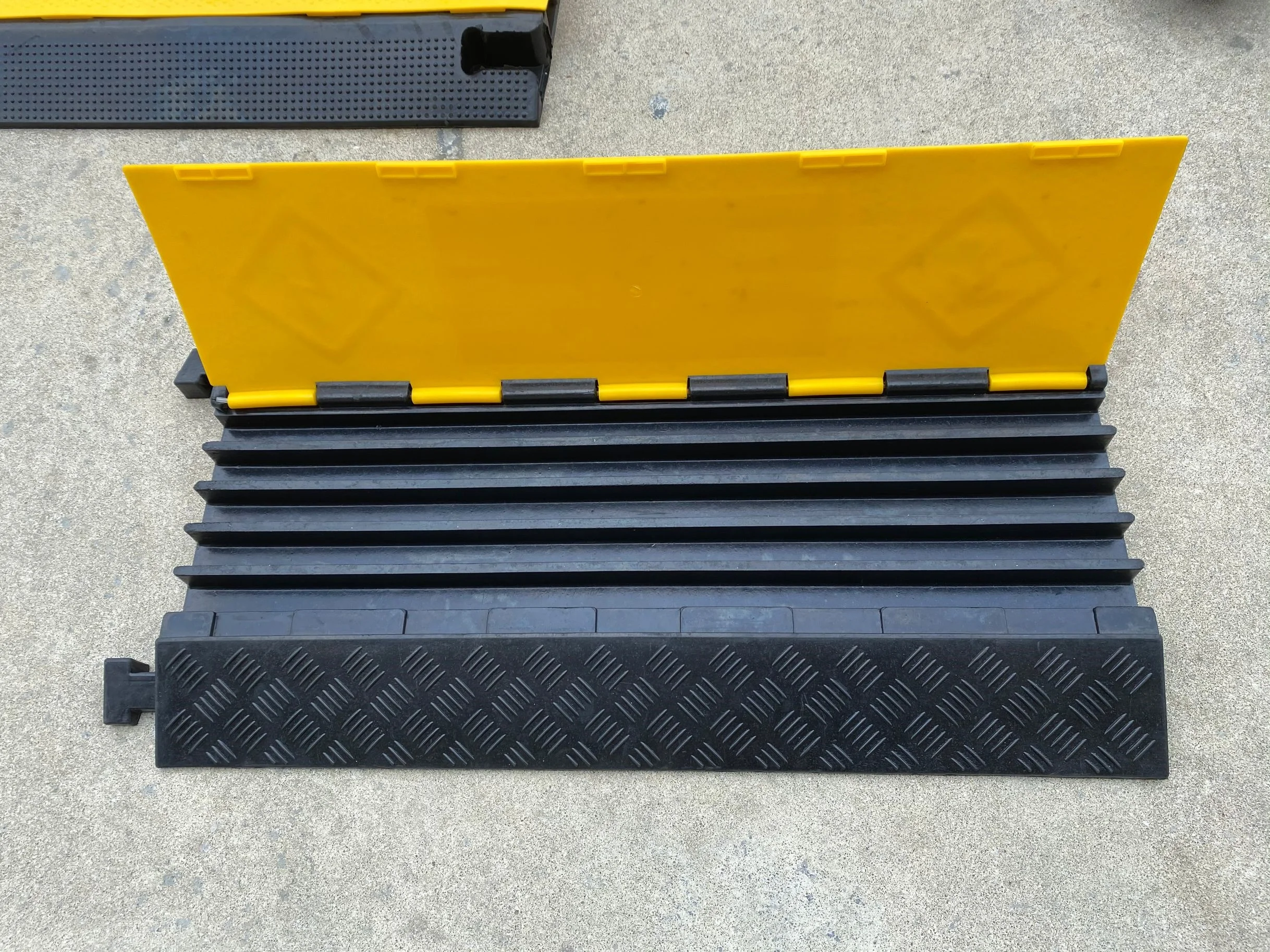 length 900mm 5 channels rubber cable protector