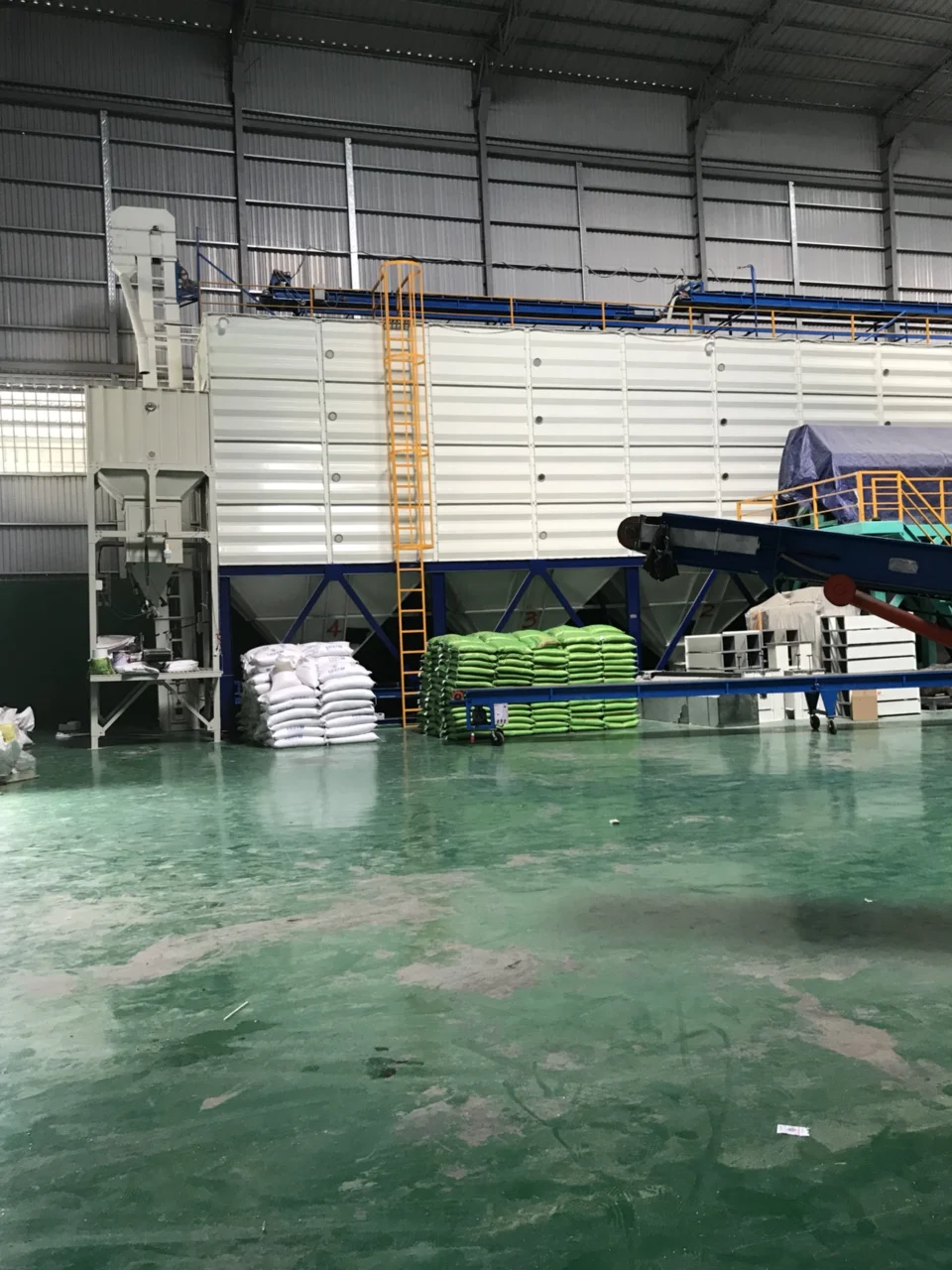 Органический ароматный рис 5% сломанный сорт ST21 вьетнамское происхождение высокое качество разумная