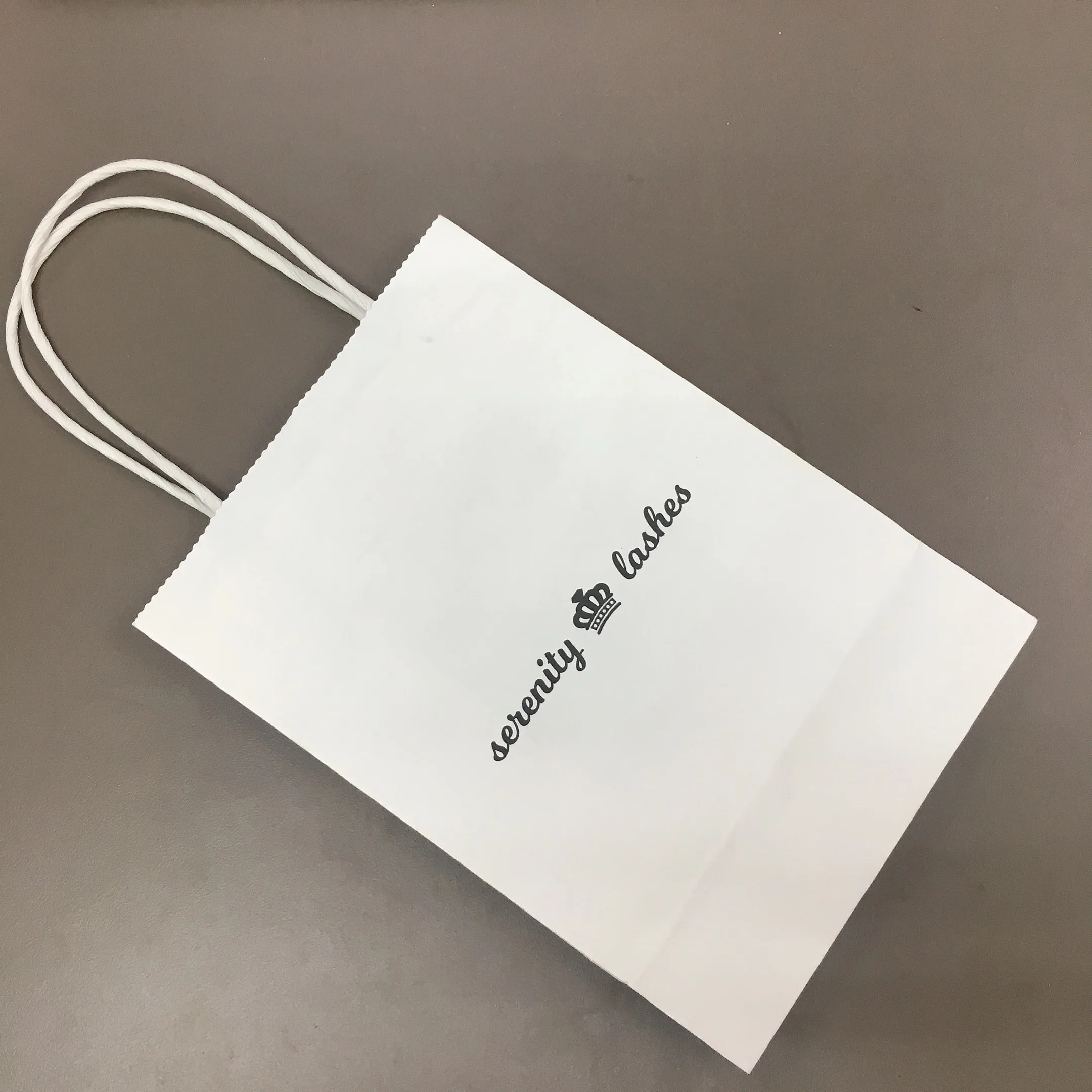 2020 Лидер продаж минимальный заказ 50 шт. логотип на белая коричневая крафт-бумага пакеты для покупок в