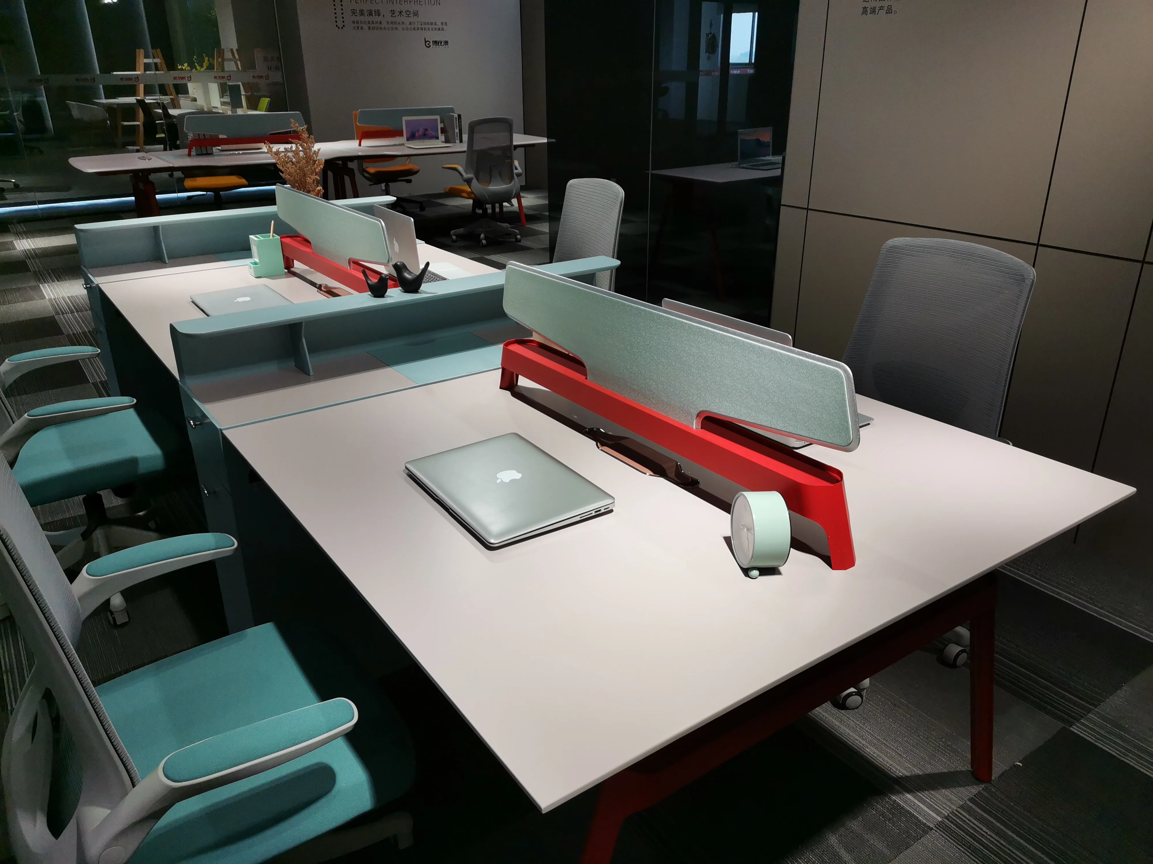 Hot Sale 4 Person Workstation Furniture Modern High Quality Office Desk Partition Modular Customizable Cubicle Office