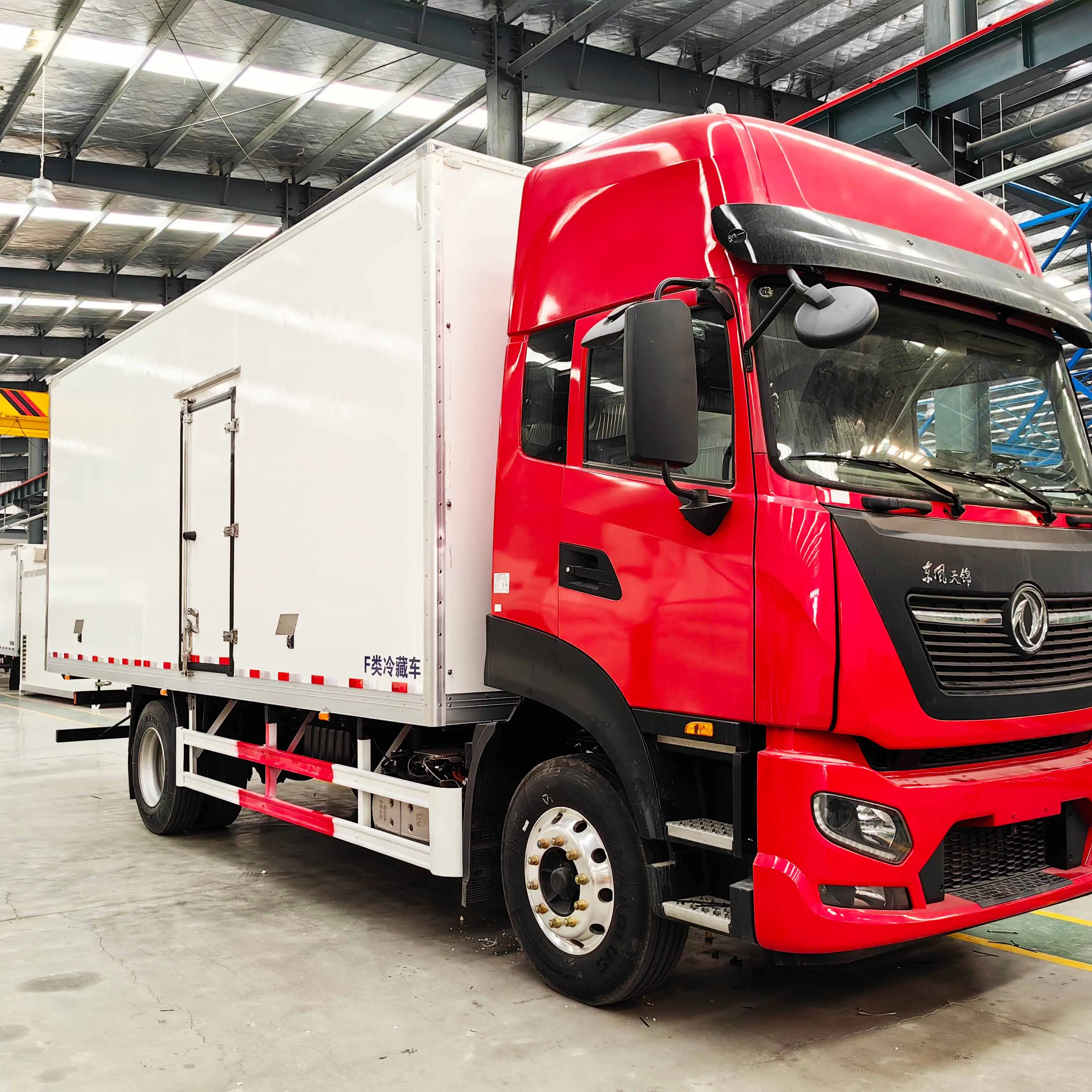 China Dongfeng 6X4400HP truck refrigerator truck refrigerator is used to transport 10 tons of fresh 5 ° C to -15 ° C food