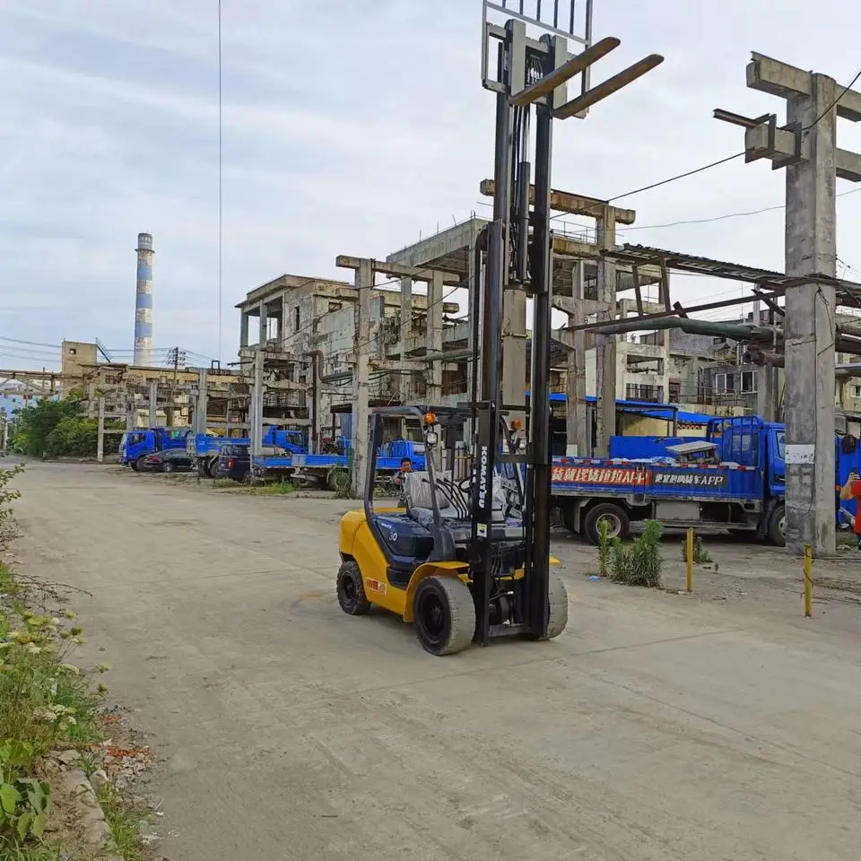 Тяжелая нагрузка komatsu б/у вилочный погрузчик FD30T-17 2016 году деревянные 3-тонный