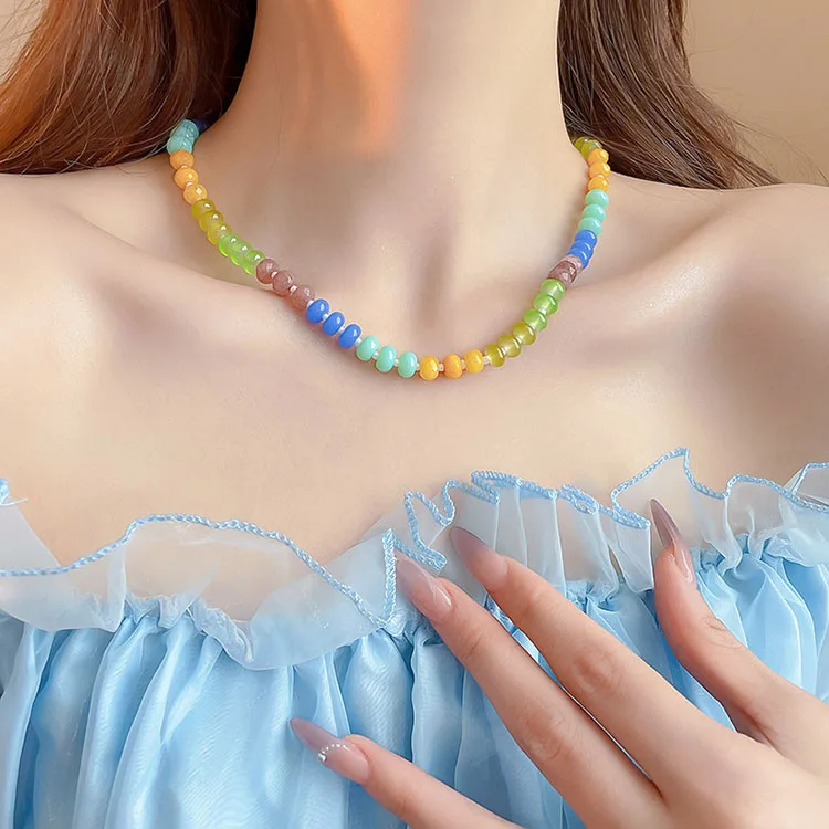 Колье с разноцветными бусинами