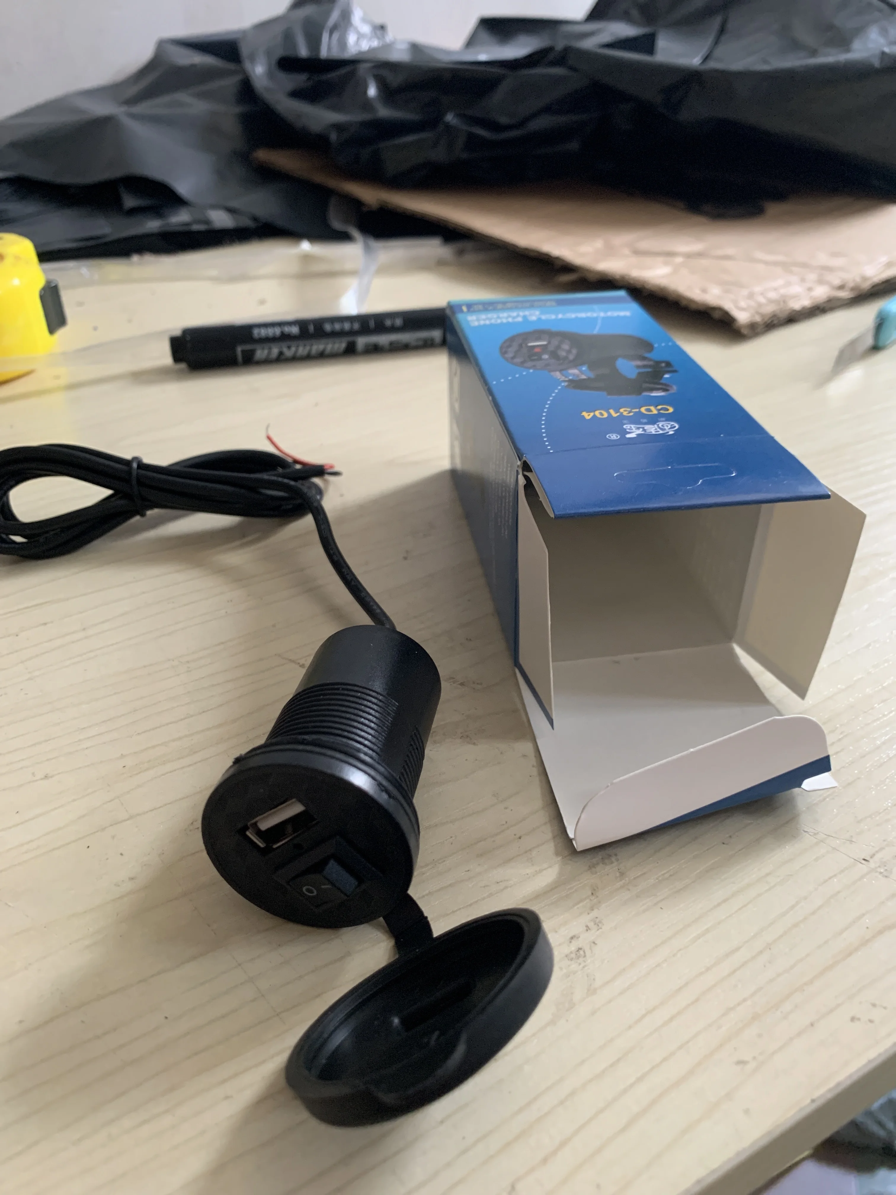 Motorcycle electric car mobile phone charger single port USB with indicator light and waterproof cover input voltage is 9-24V