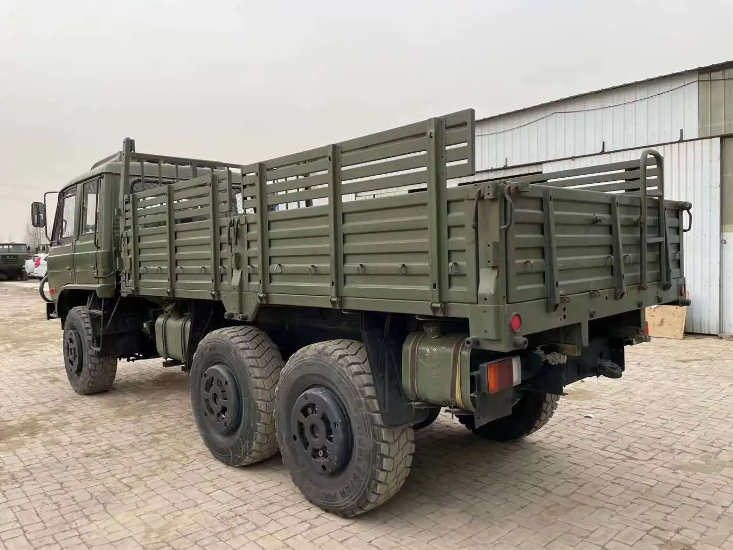 Высокомощный внедорожник Dongfeng 6x6 6WD Cummins двигатель первого класса грузовой автомобиль с палаткой и съемными сиденьями для транспортировки