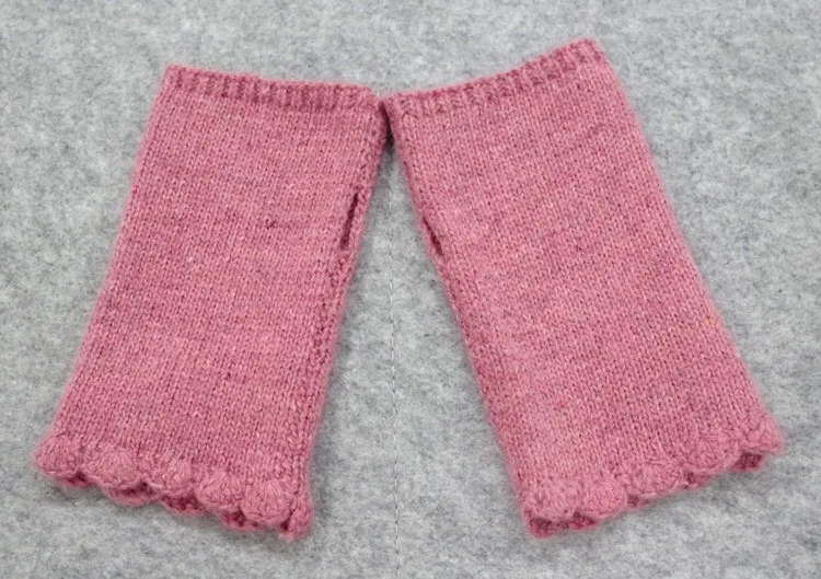 knitted mittens without finger decorated with bowknot and ornamental engraving
