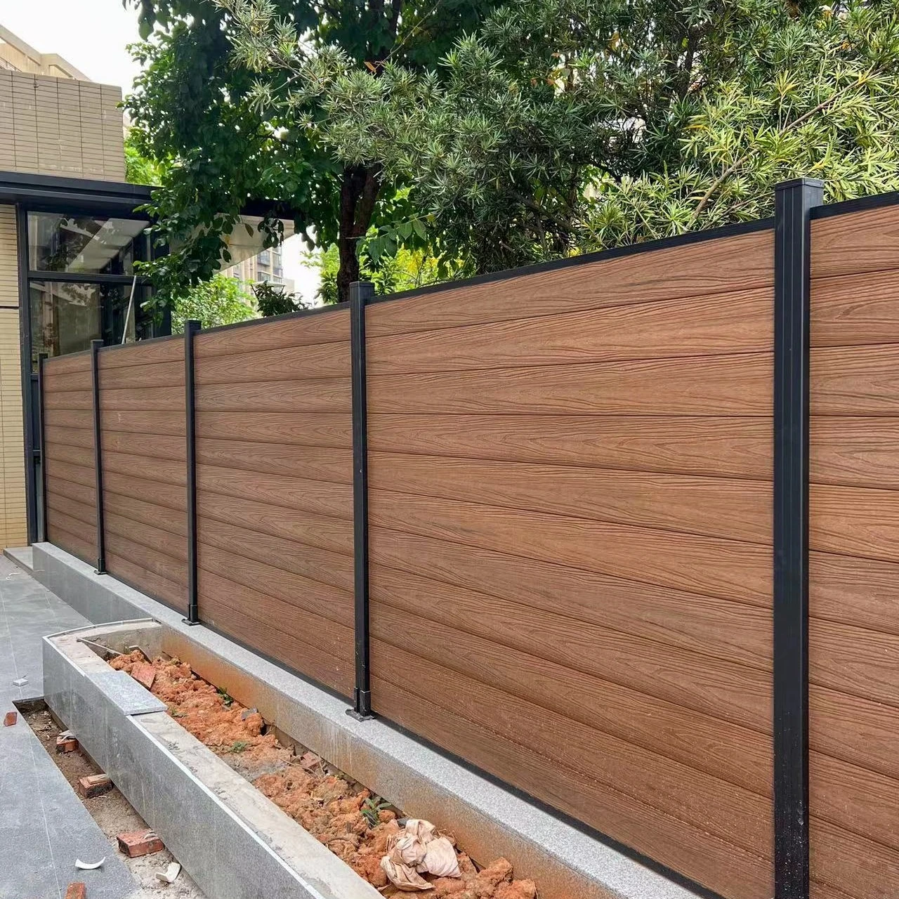 Simple Installation Plastic-Wood Fence Metal Frame Nature Pressure Treated Wood 3D Modeling Outdoor Fence Hardware Accessories