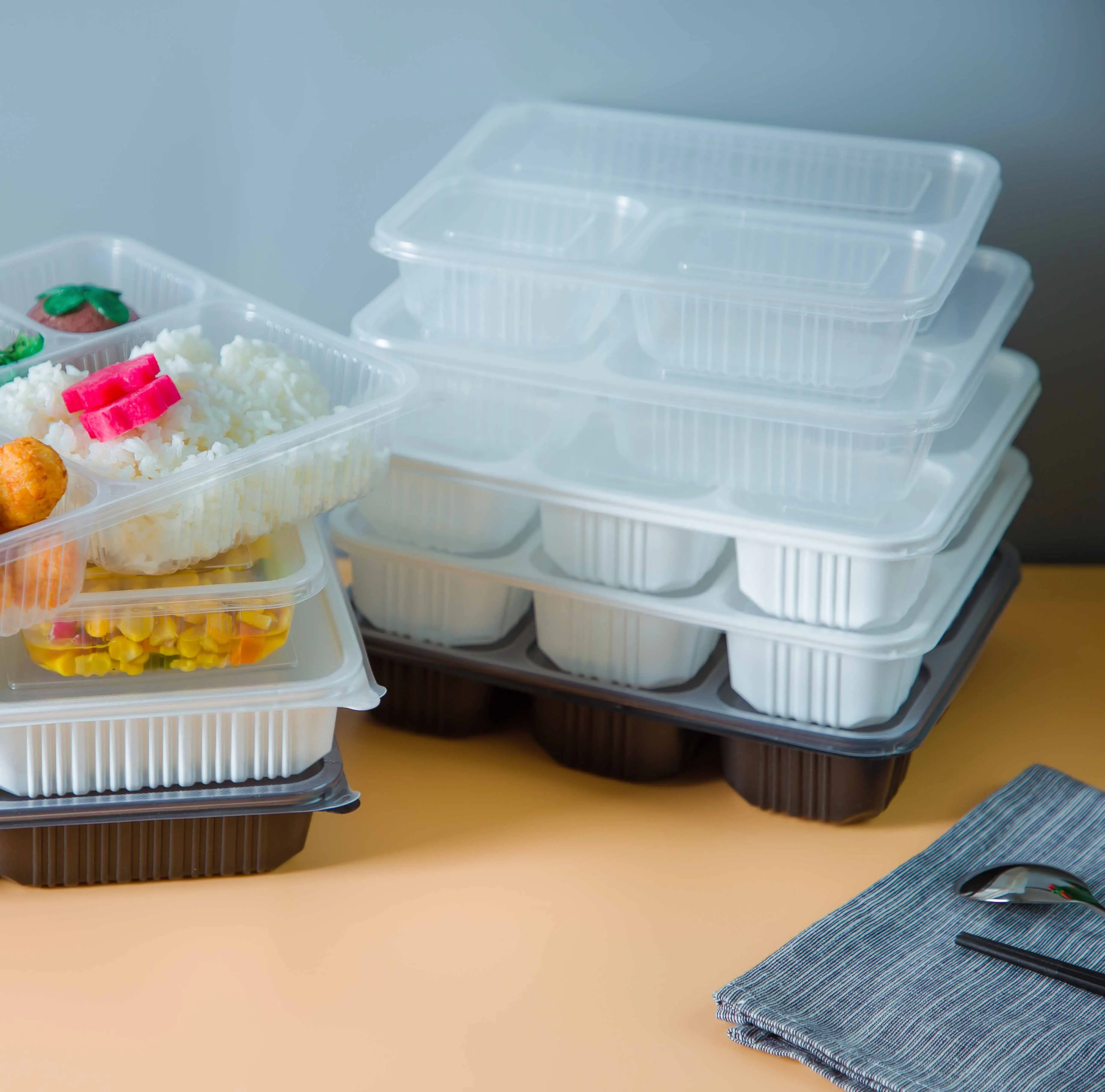 Disposable Plastic Take Away Rectangular Food Container 4 Compartment Lunch Box with dividers for restaurant food packaging