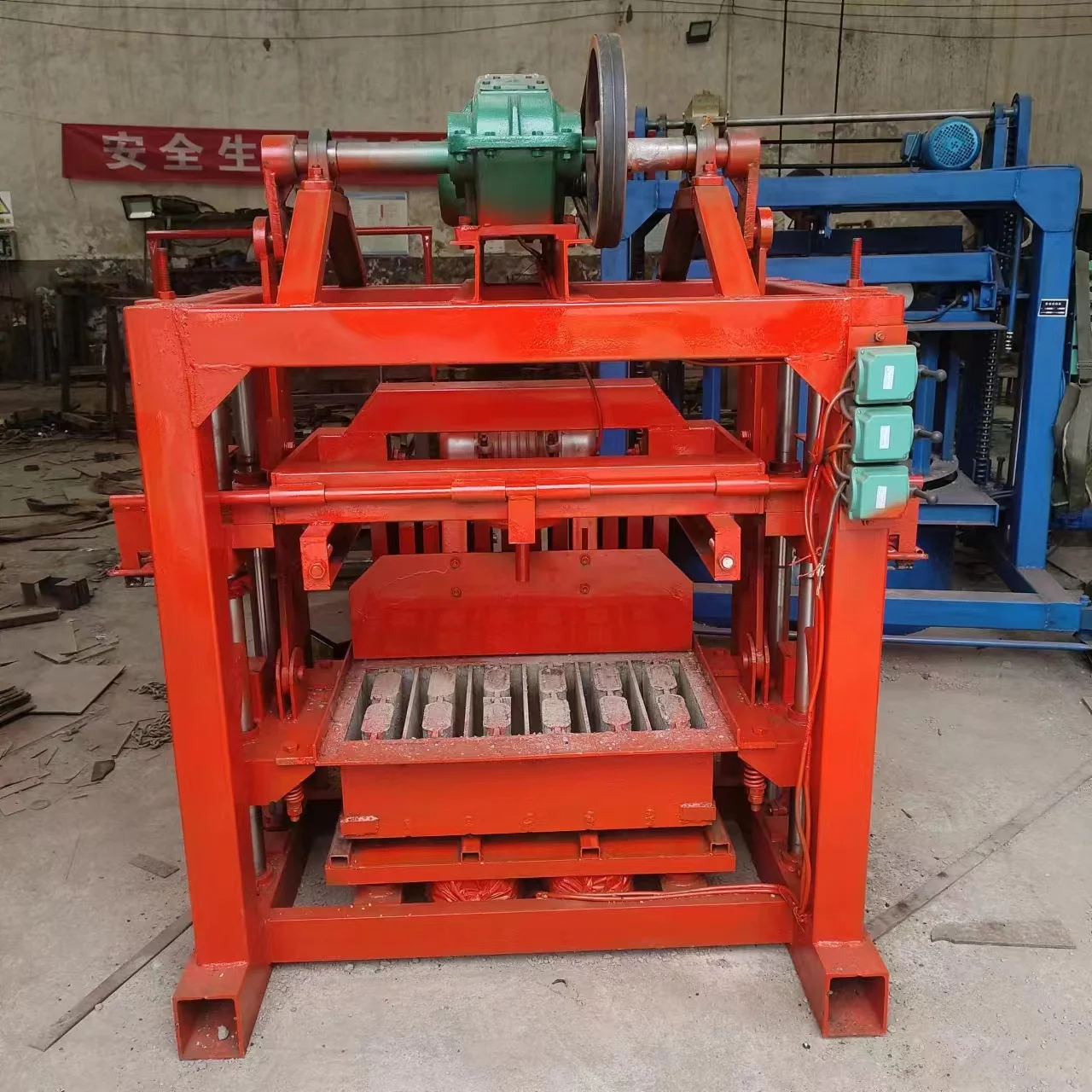 40-3a Mobile Concrete Retaining Wall Block Molds 2000HZ Cinder Global 6.7KW 800kg Easy to Operate Sand 40s