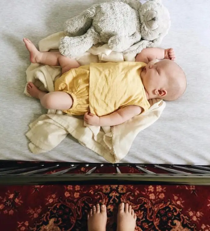 New soft yellow two pieces baby cotton and linen clothes sets top tshirt & shorts 2pcs set