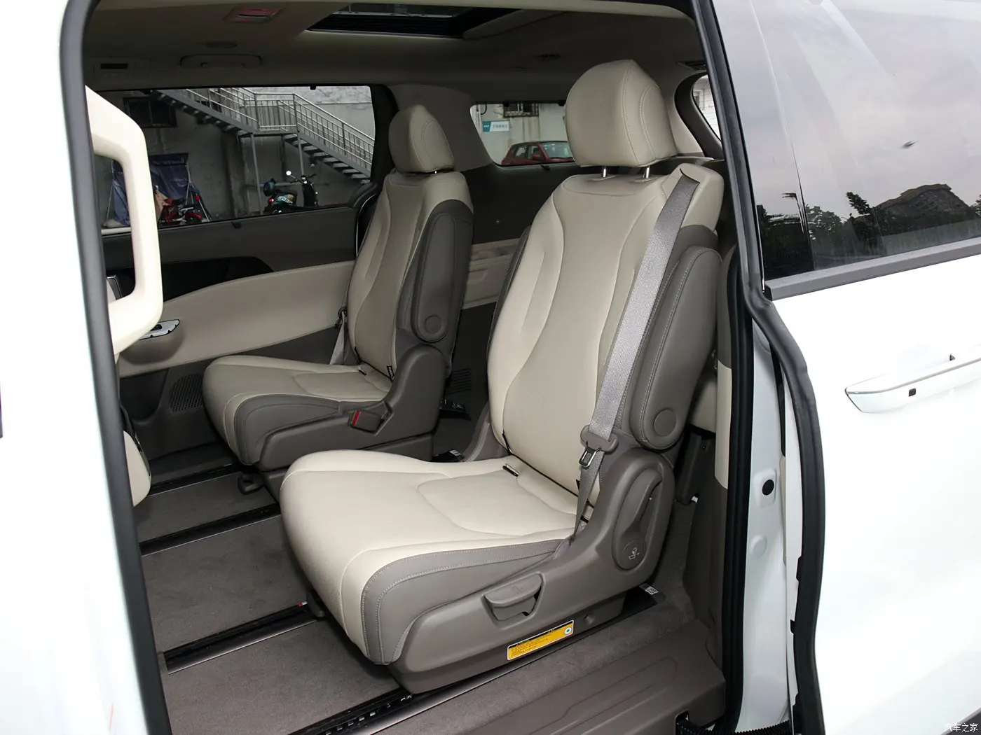 Kia Carnival MPV 2 0 т 233hp L4 бензин 5 дверей 7 мест 205 км/ч скорость карнавальный автомобиль хит продаж